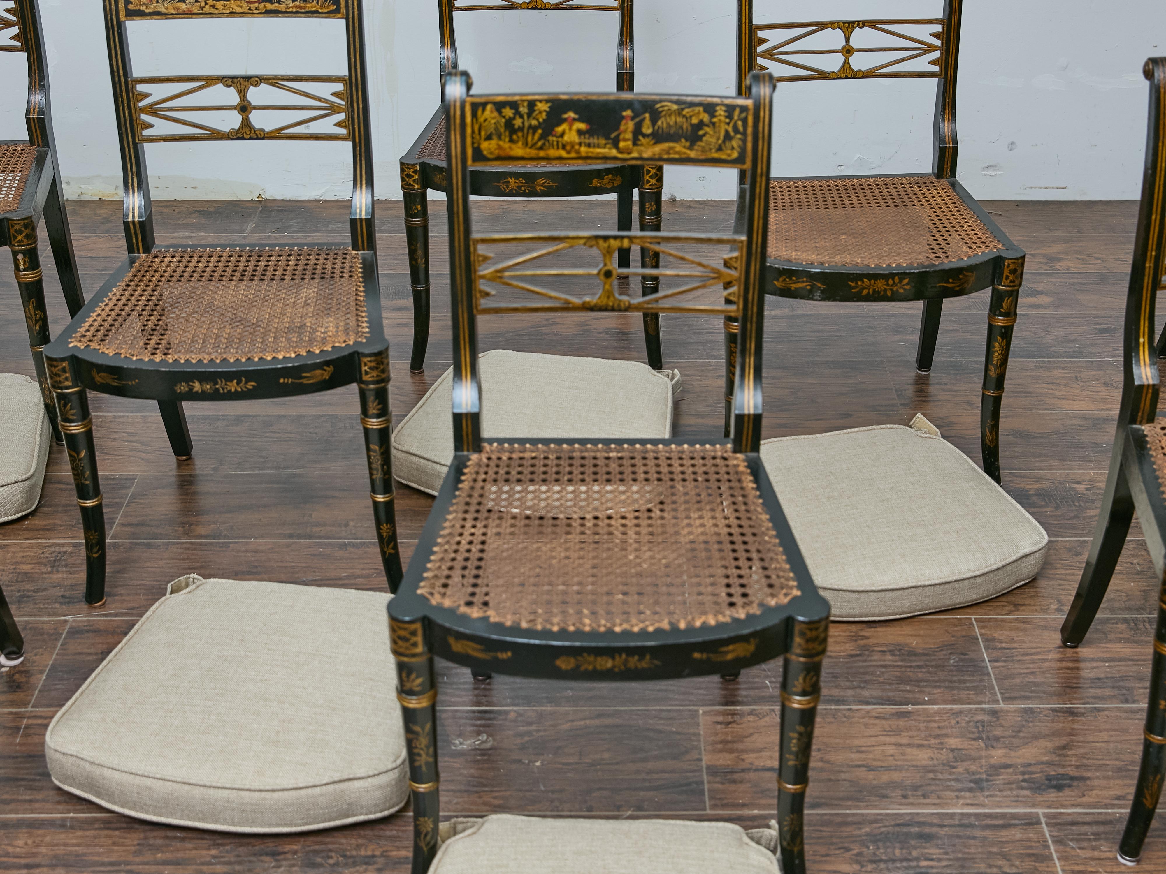 XX secolo Set di otto sedie da pranzo inglesi in stile Regency Revival Chinoiserie, 1880-1920 in vendita