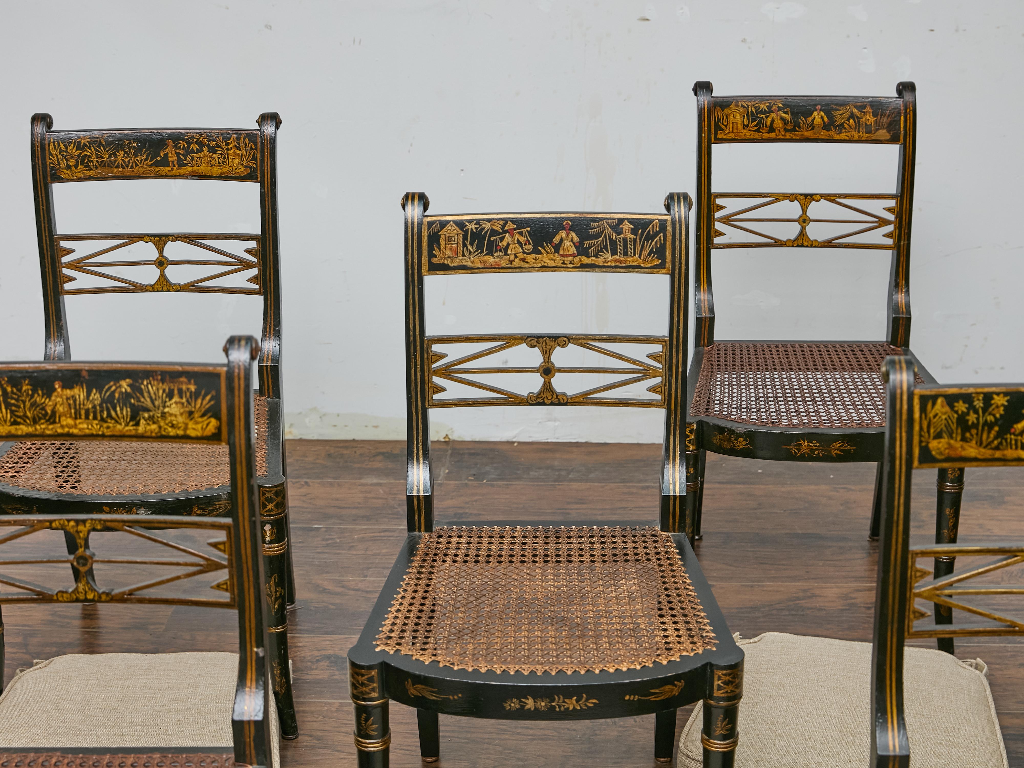 Tappezzeria Set di otto sedie da pranzo inglesi in stile Regency Revival Chinoiserie, 1880-1920 in vendita