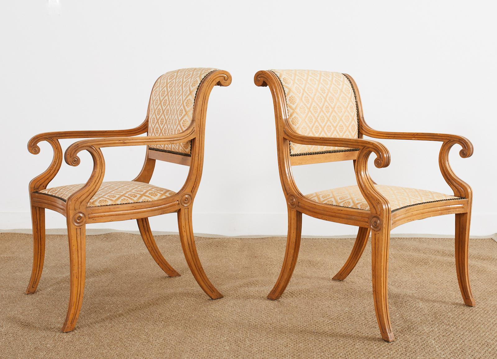 Ensemble de huit fauteuils de salle à manger de style Régence anglaise Bon état - En vente à Rio Vista, CA