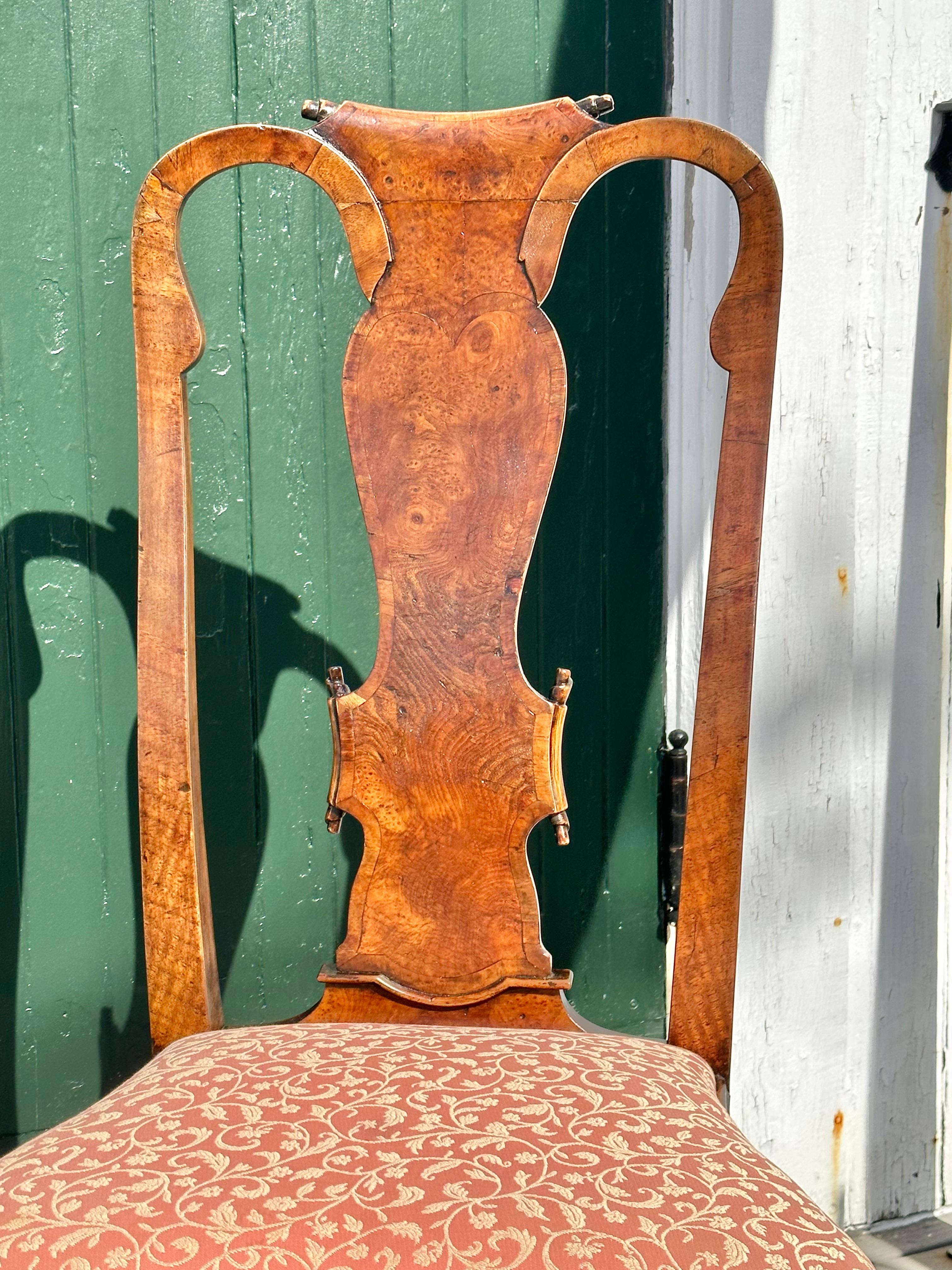 Conjunto de ocho sillas de comedor inglesas de nogal Jorge I o Reina Ana siglo XIX en venta