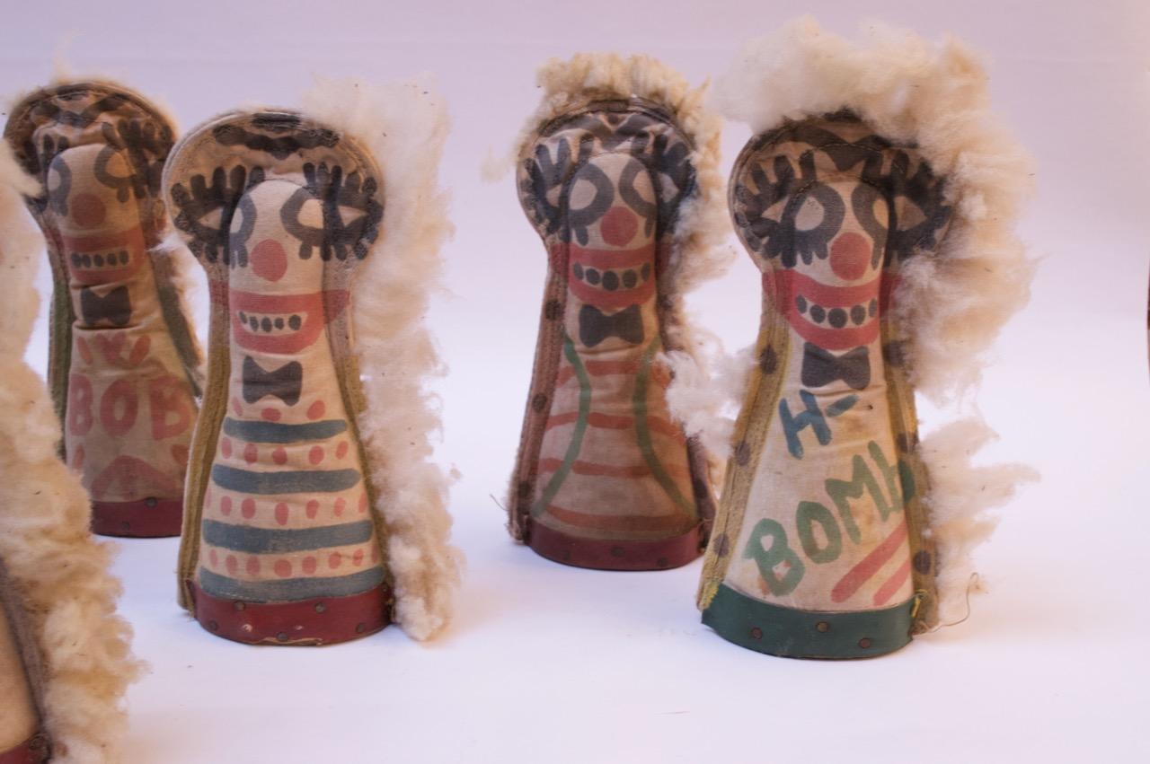 Juego de ocho muñecos de carnaval de arte popular / muñecos de derribo en Desgastado estado para la venta en Brooklyn, NY