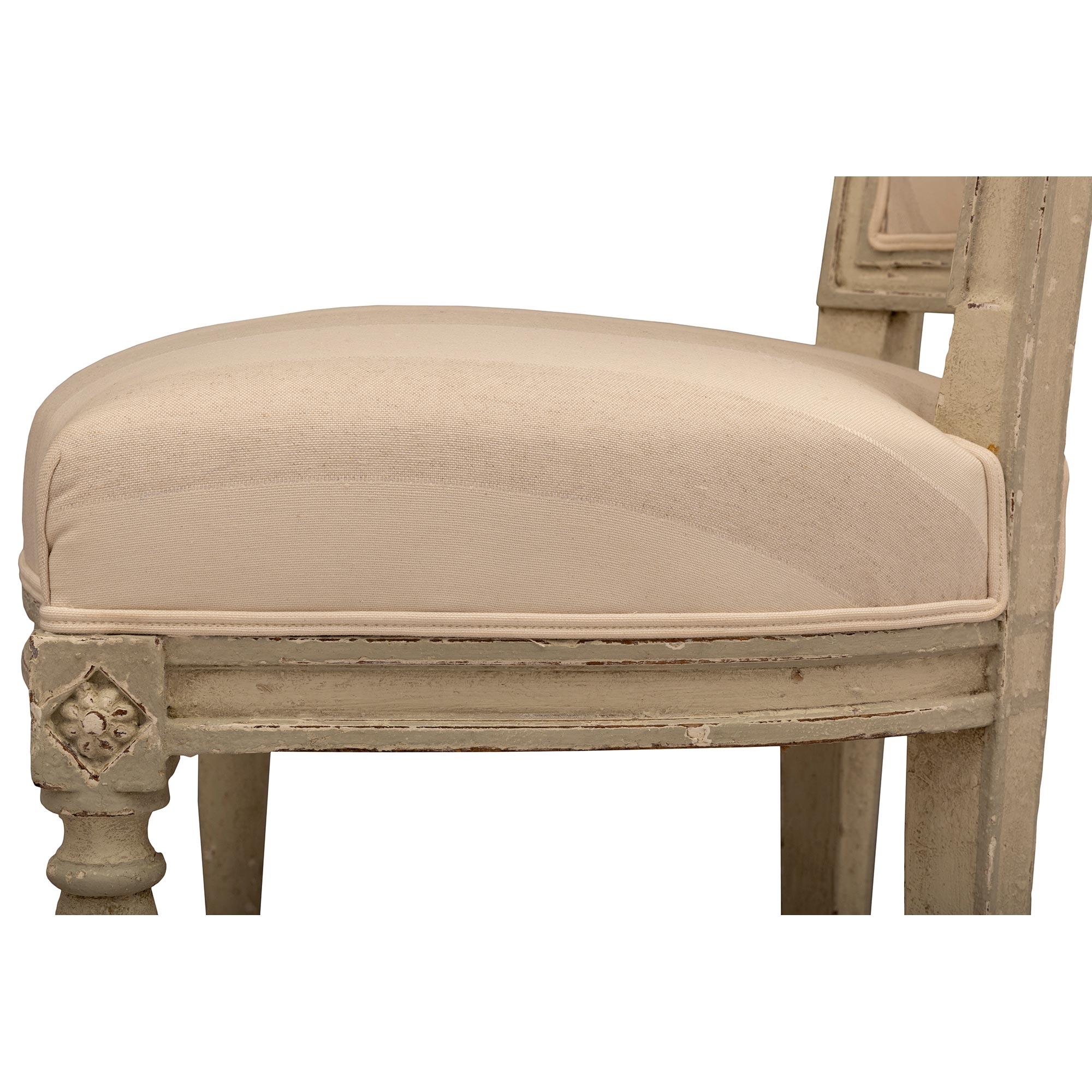 Satz von acht französischen Esszimmerstühlen aus patiniertem Holz im Directoire-Stil des 19. Jahrhunderts im Angebot 3
