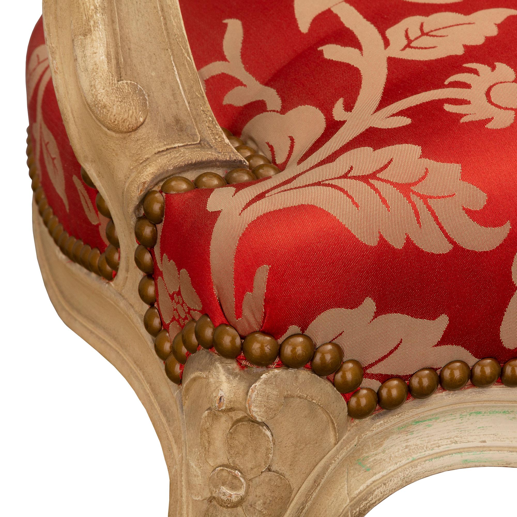 Satz von acht französischen Esszimmerstühlen aus patiniertem Holz im Louis-XV-Stil des 19. Jahrhunderts im Angebot 2