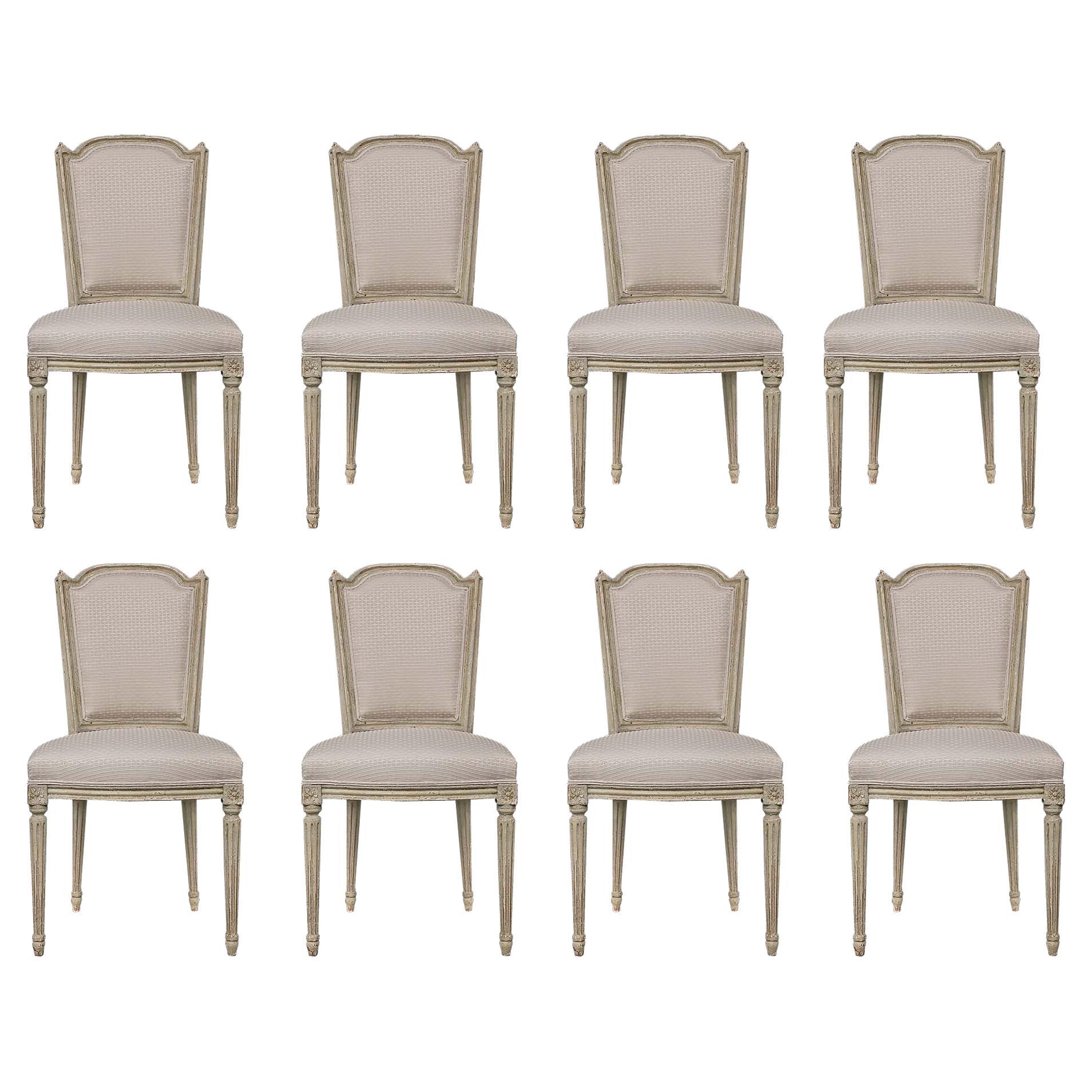 Satz von acht patinierten französischen Esszimmerstühlen im Louis-XVI-Stil des 19. Jahrhunderts