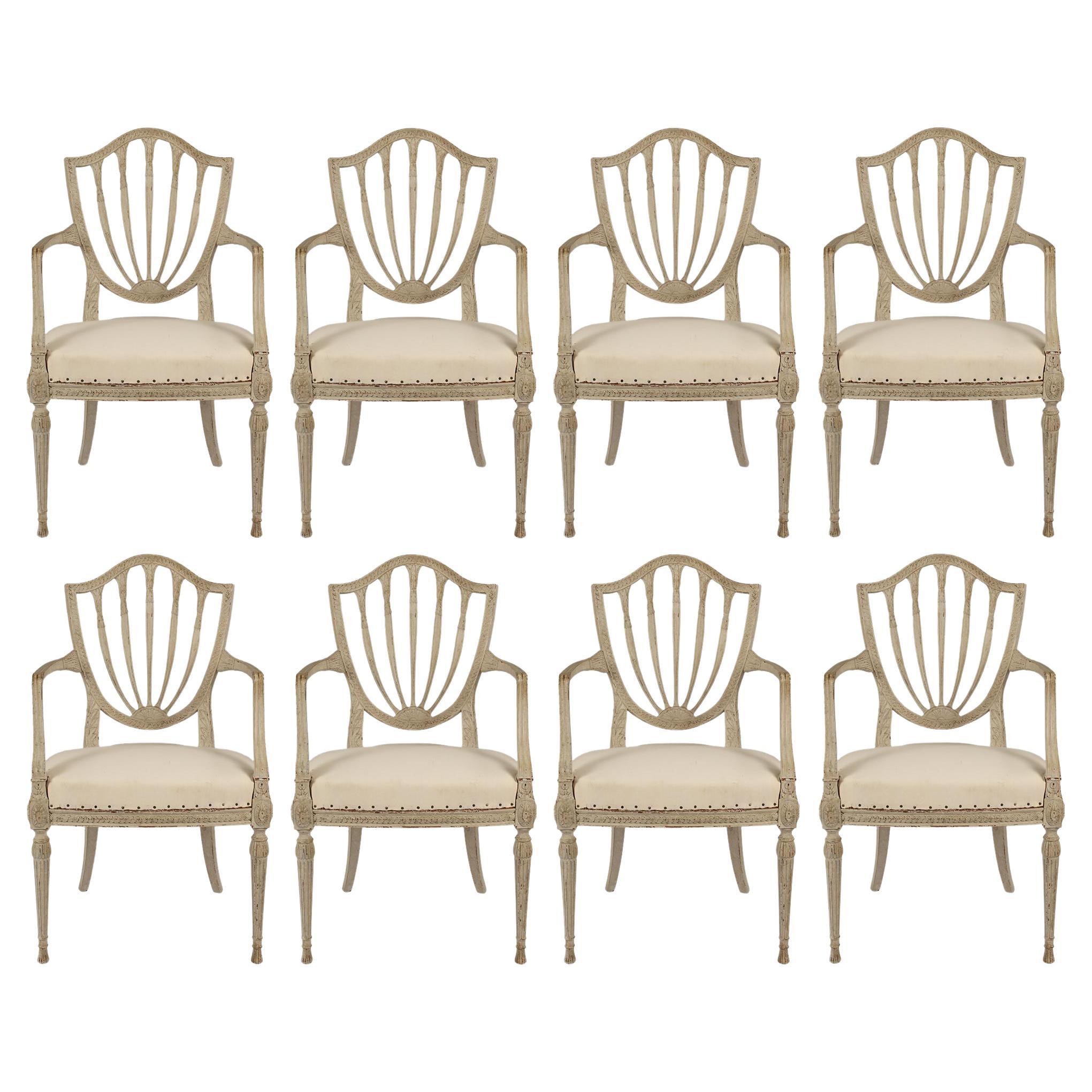 Satz von acht französischen patinierten Esszimmerstühlen im Louis-XVI-Stil des 19. Jahrhunderts