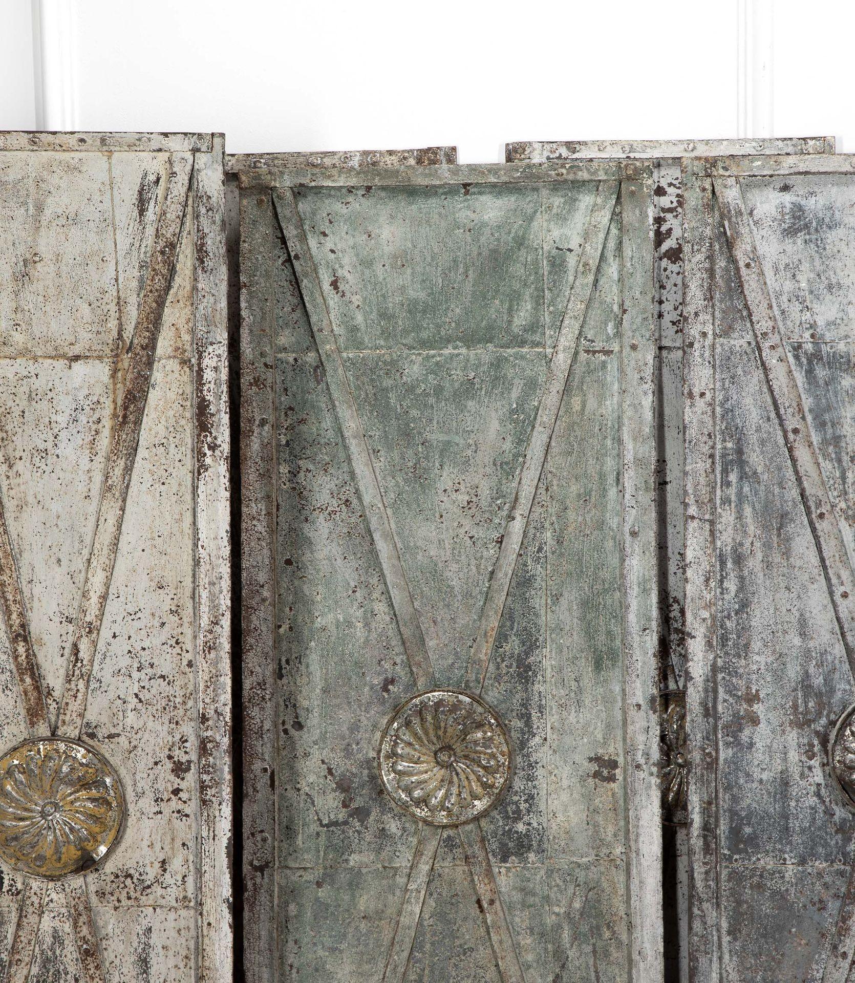 Set di porte francesi del XIX secolo in metallo con una splendida patina.
Otto porte con maniglie argentate originali.