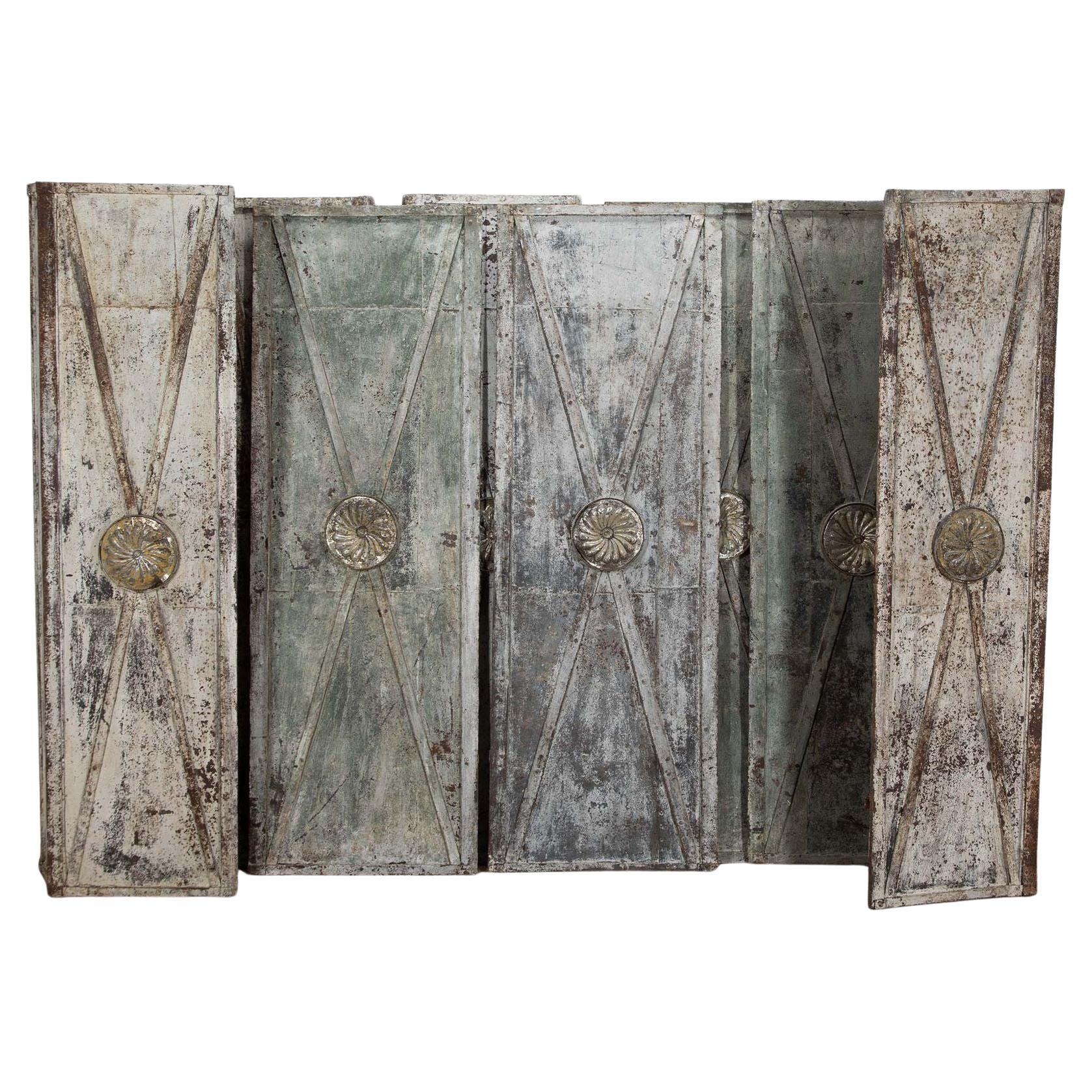 Juego de ocho puertas francesas del siglo XIX de metal y remachadas