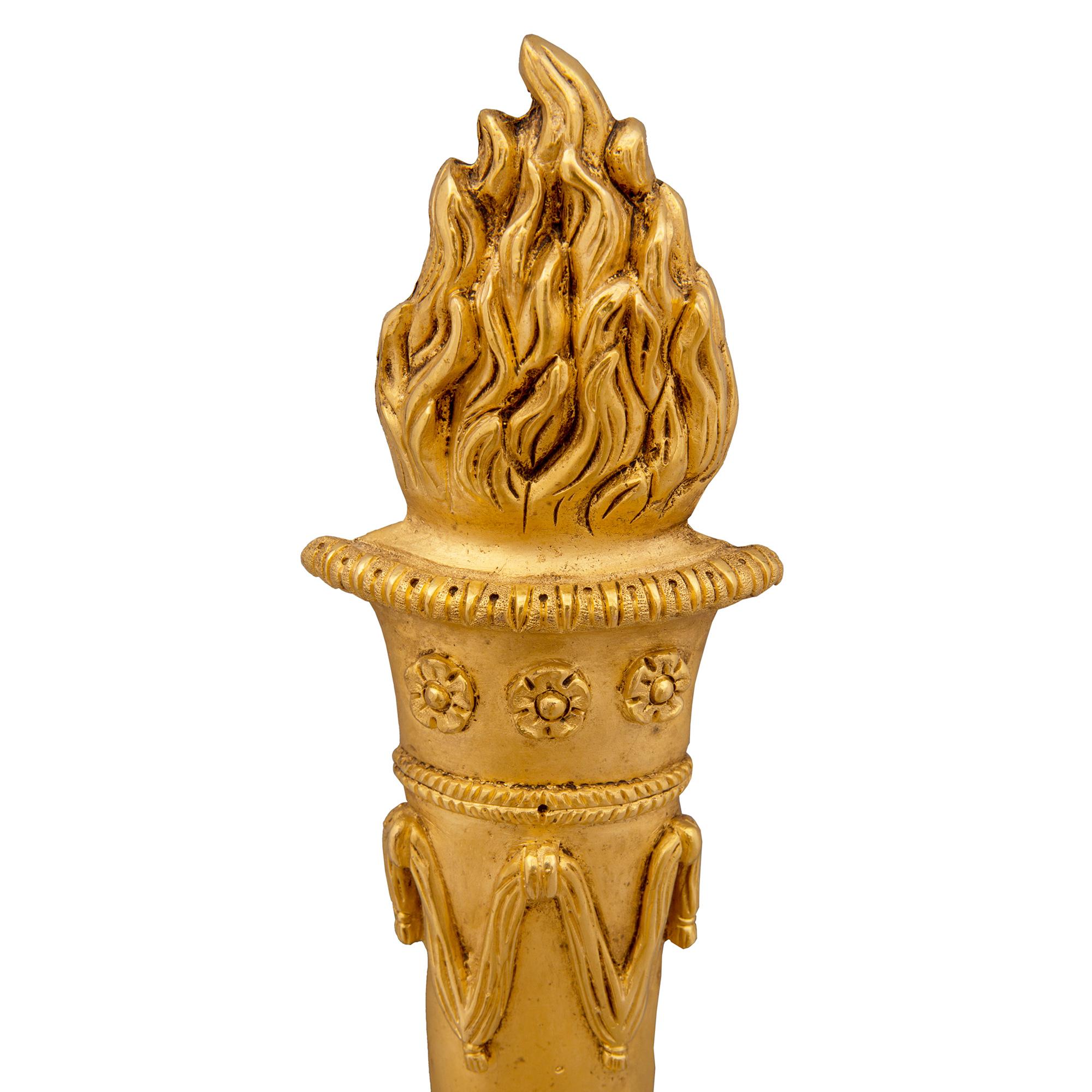 Français Ensemble de huit appliques à deux bras en bronze doré néoclassique du XIXe siècle de style français en vente