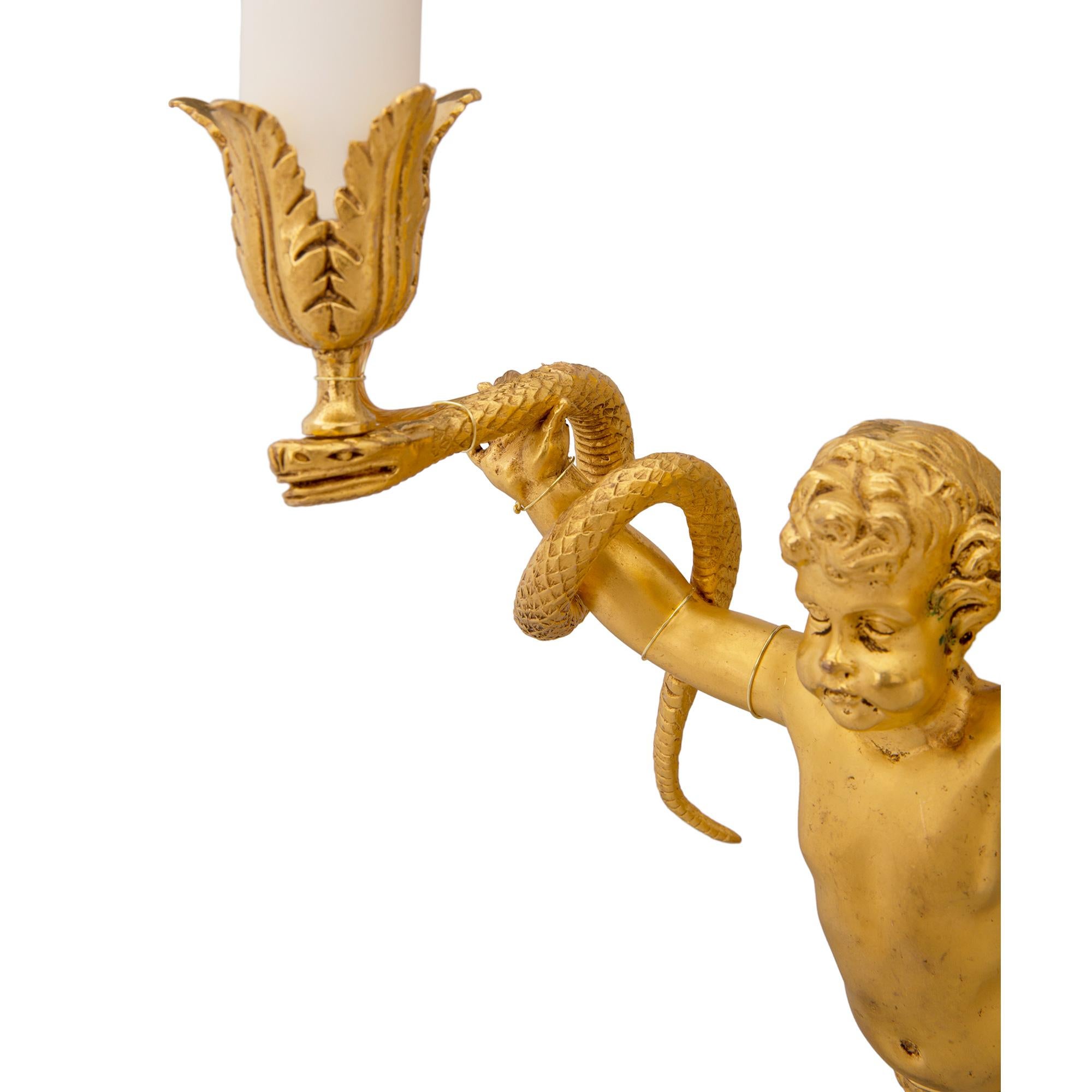 Ensemble de huit appliques à deux bras en bronze doré néoclassique du XIXe siècle de style français Bon état - En vente à West Palm Beach, FL