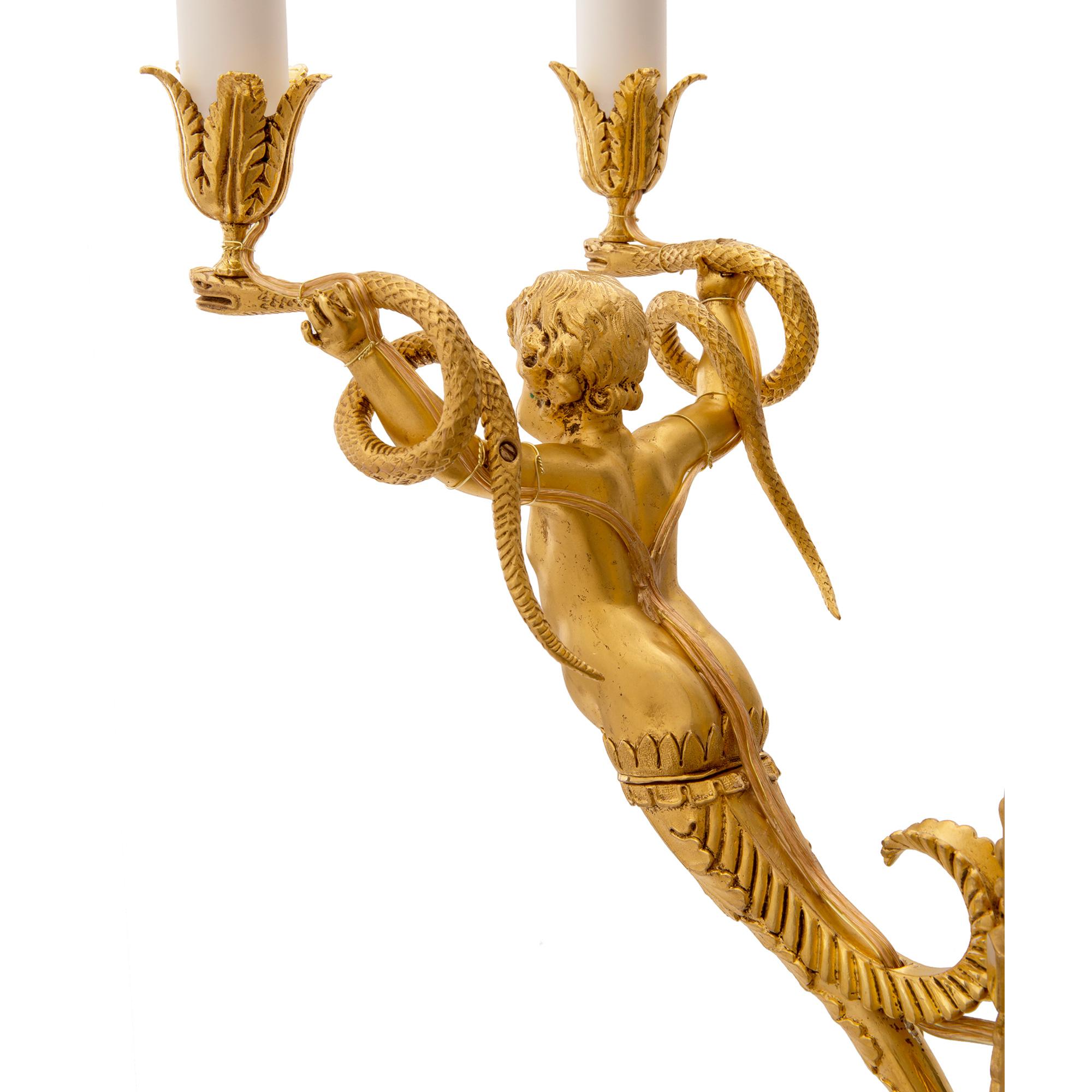 Bronze doré Ensemble de huit appliques à deux bras en bronze doré néoclassique du XIXe siècle de style français en vente