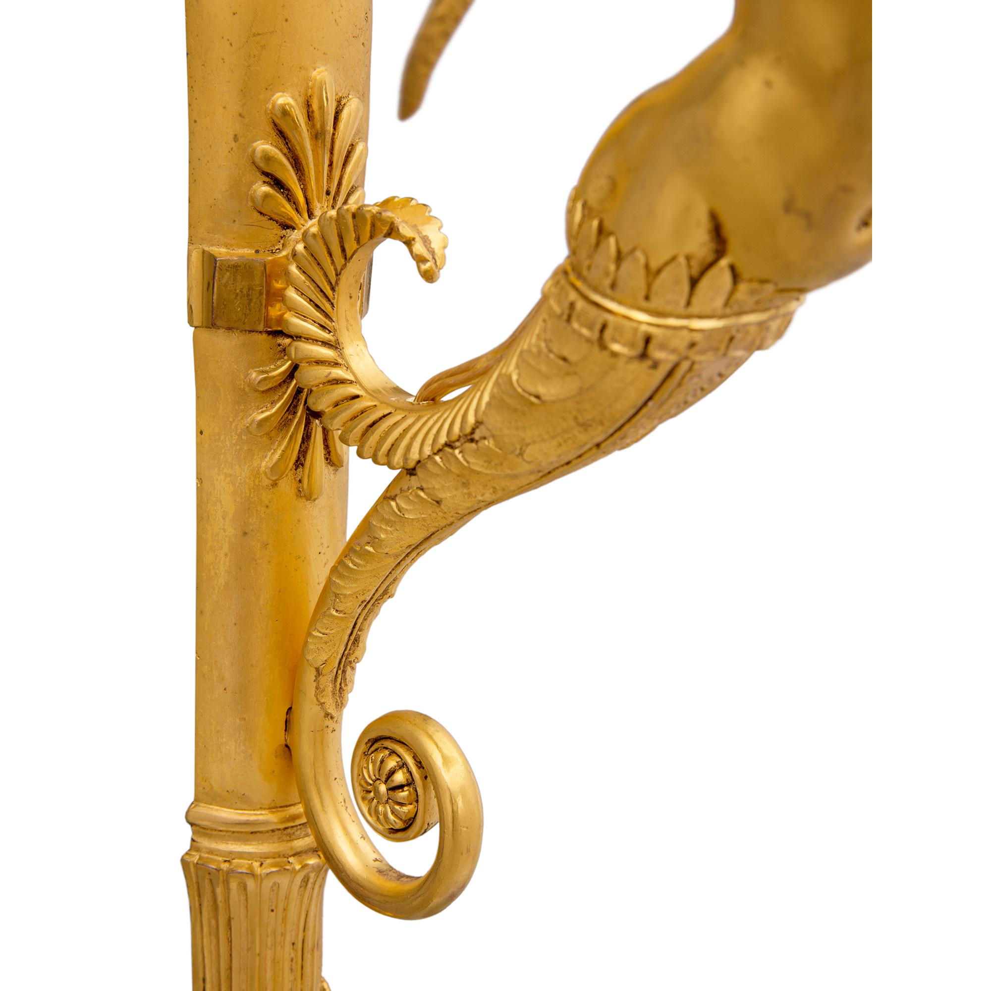 Ensemble de huit appliques à deux bras en bronze doré néoclassique du XIXe siècle de style français en vente 1