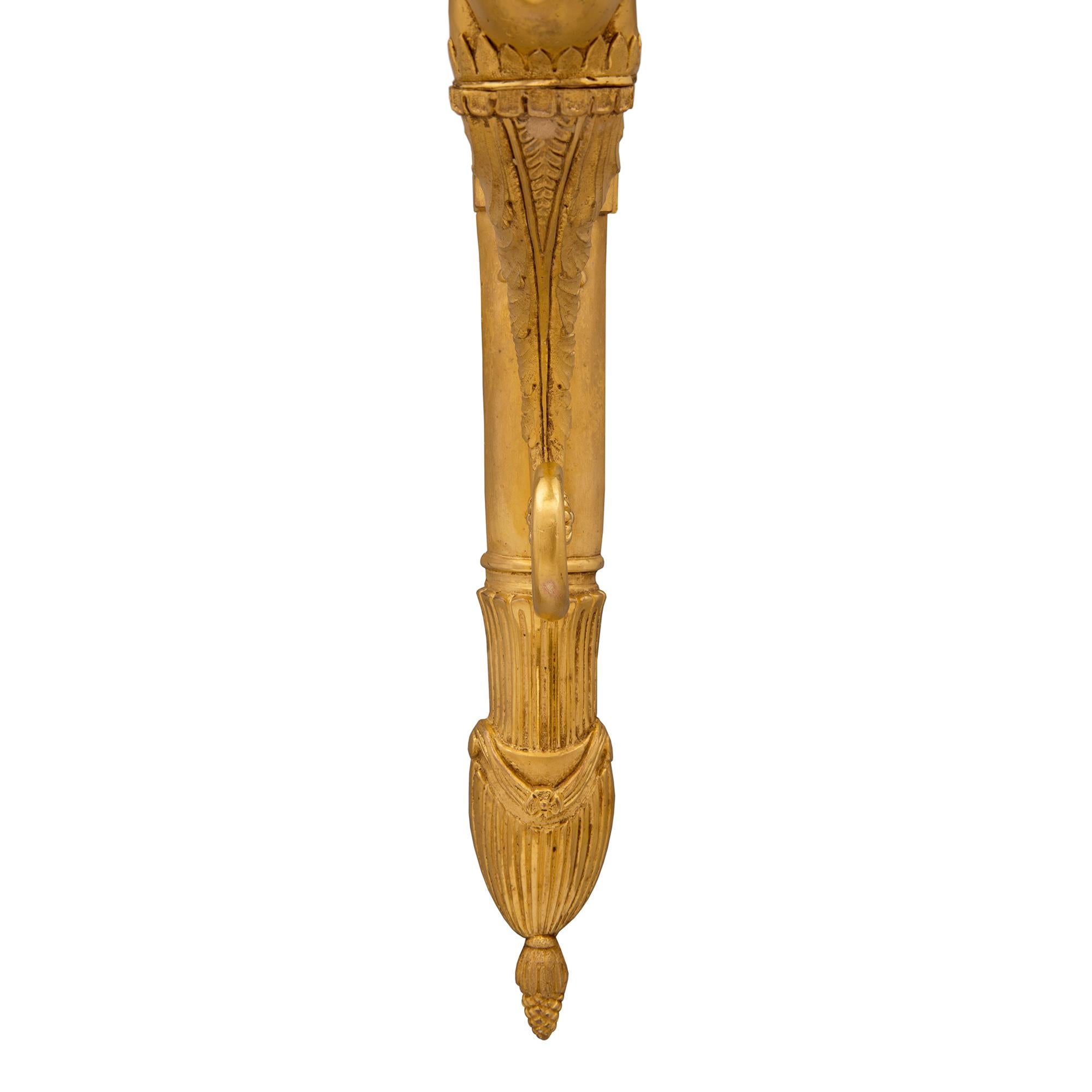 Ensemble de huit appliques à deux bras en bronze doré néoclassique du XIXe siècle de style français en vente 2