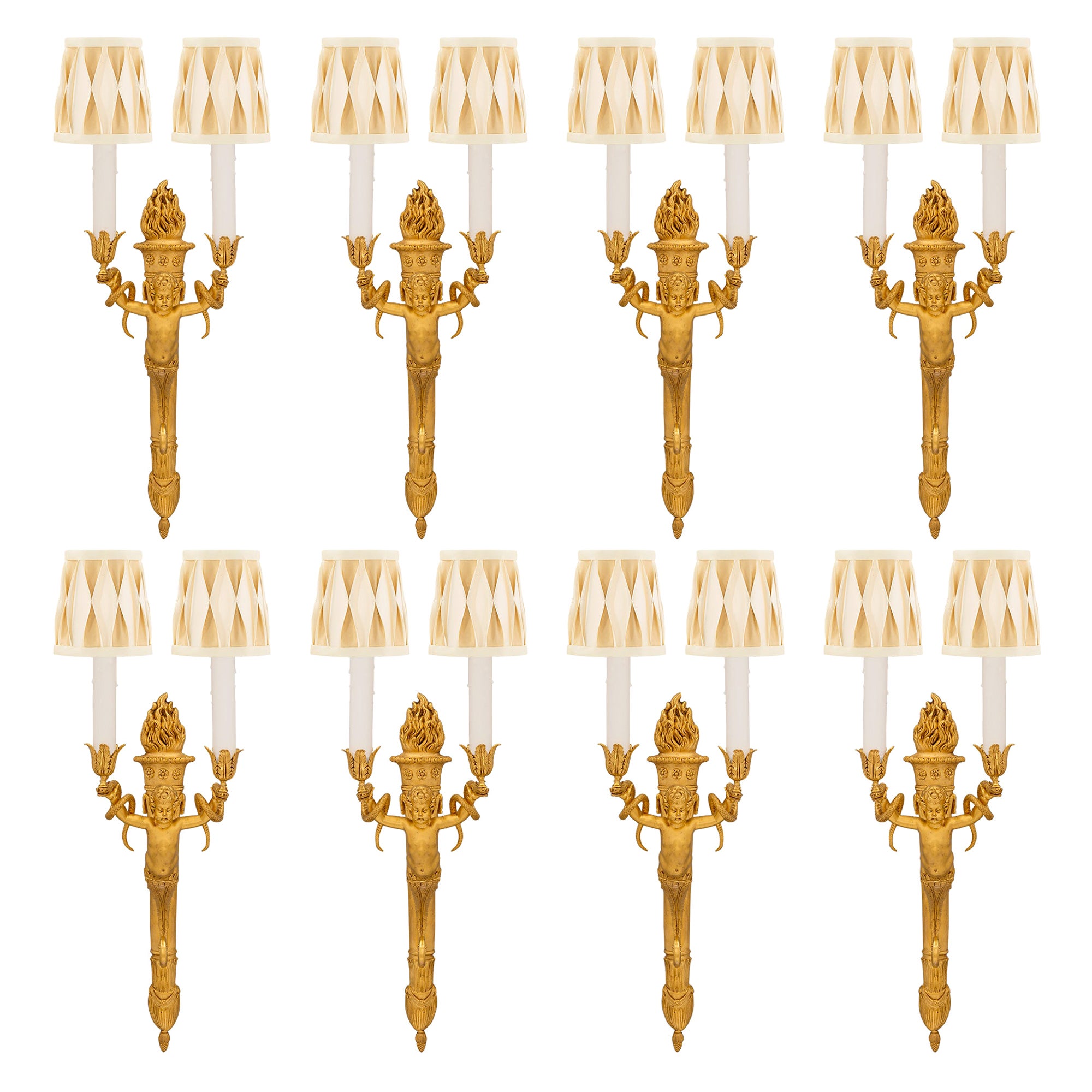 Set von acht französischen zweiarmigen Goldbronze-Wandleuchtern im neoklassischen Stil des 19. Jahrhunderts