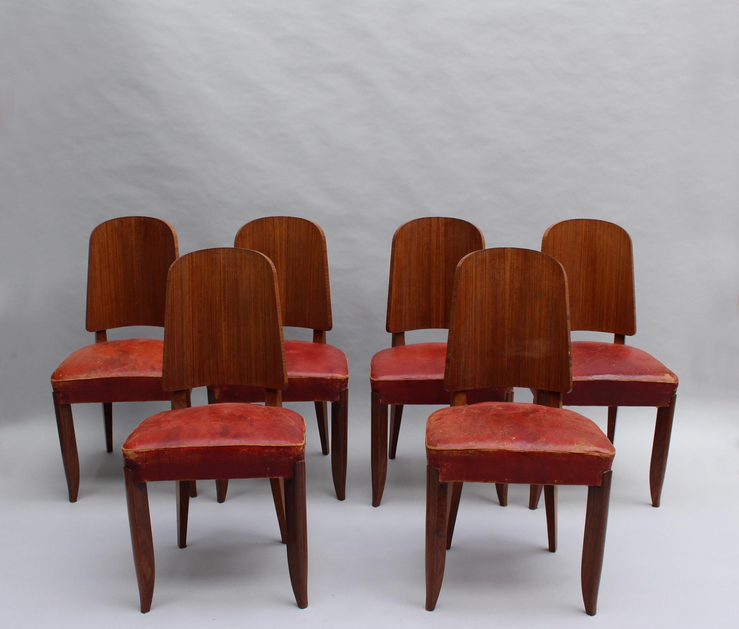 Un ensemble de chaises en palissandre à six côtés et deux accoudoirs de Maxime Old, de style Art déco français.
Une table, un buffet et deux vitrines assortis sont également disponibles.
Dimensions des fauteuils : H 36