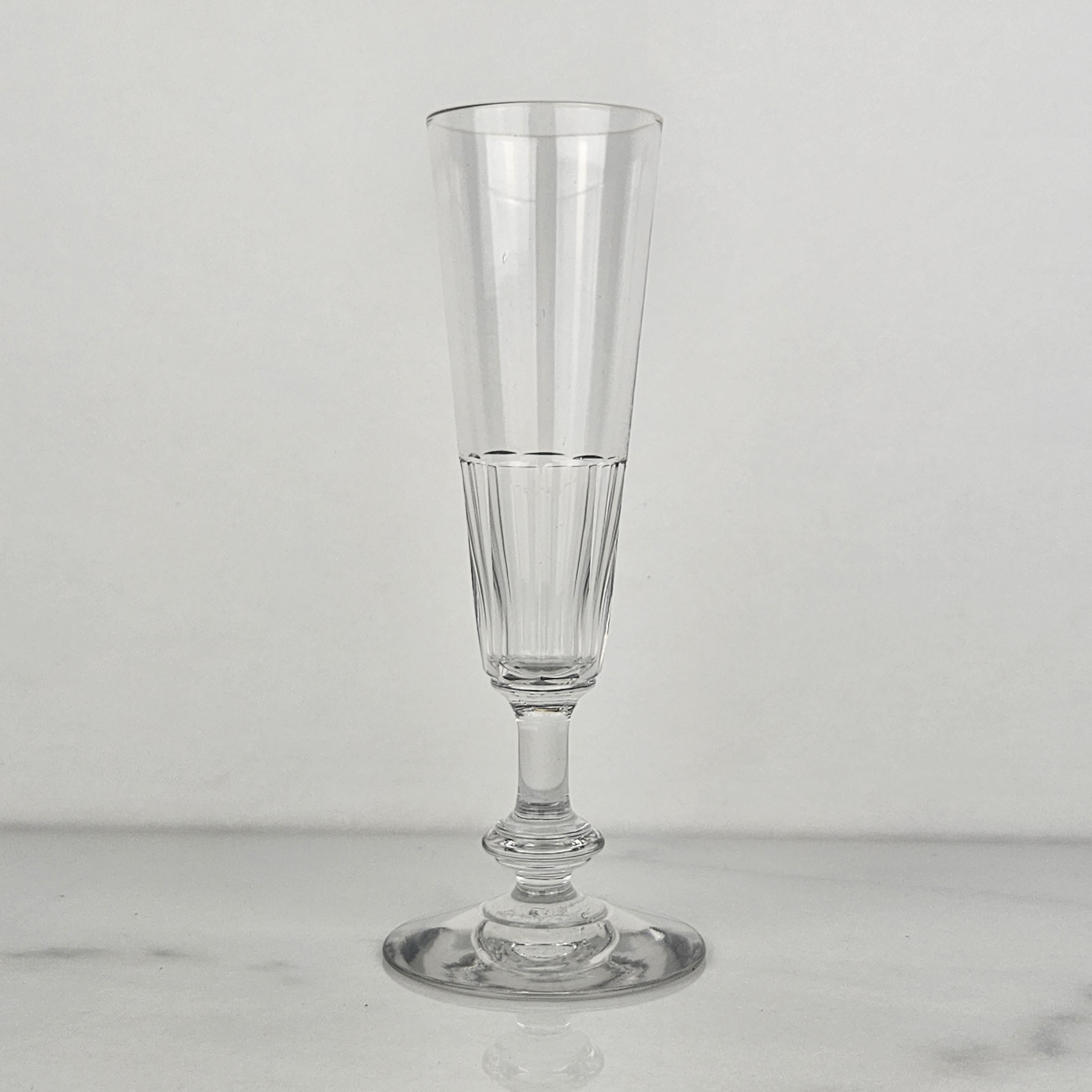 Juego de ocho copas francesas de champán en vidrio, ca. 1870 en venta 3