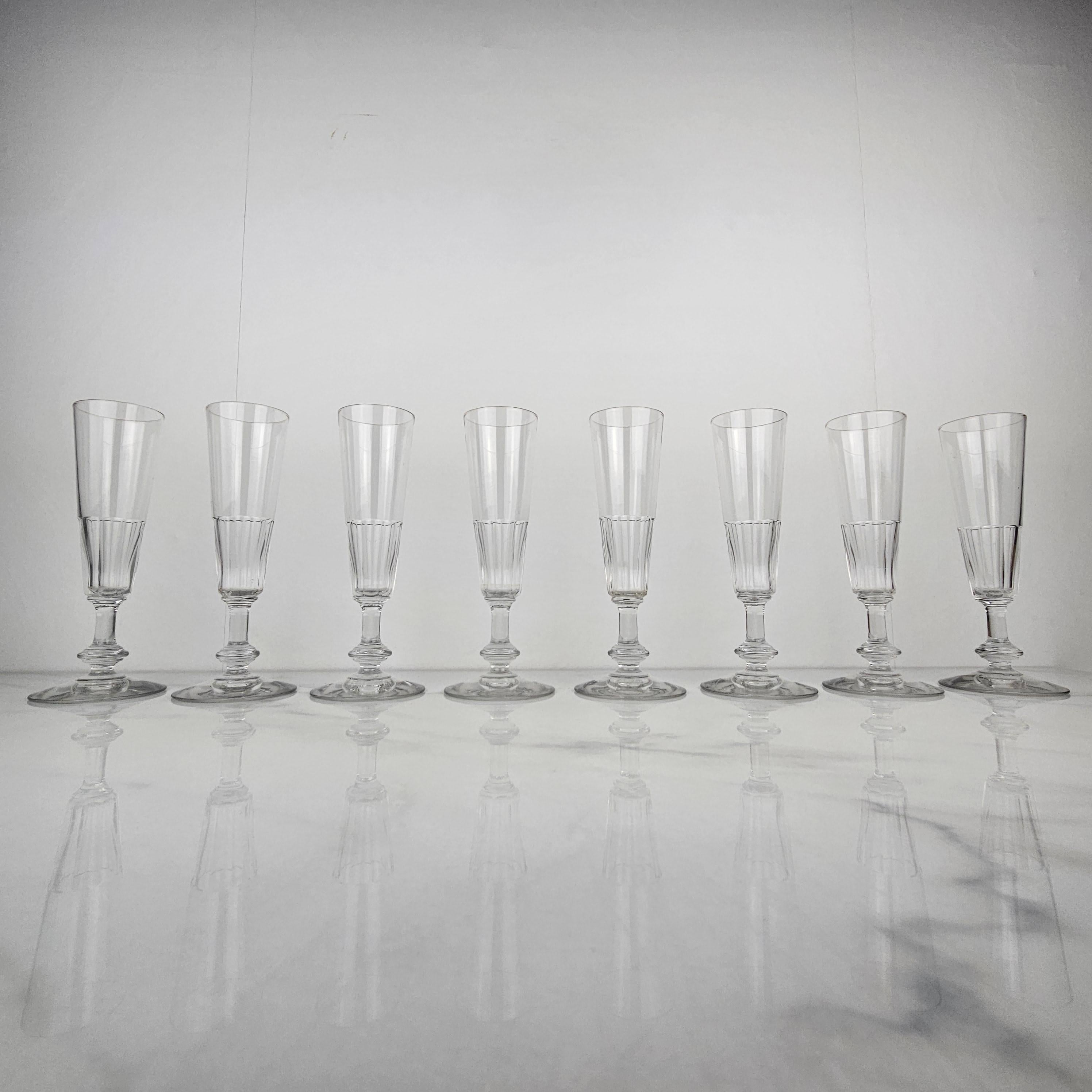 Precioso juego de ocho copas de champán francesas de cristal hechas a mano, fabricadas hacia 1870.  

Estos vasos antiguos son soplados a boca y tallados en facetas.. 

Fíjate en los detalles tan bonitos y el diseño tan elegante.
Meticulosamente