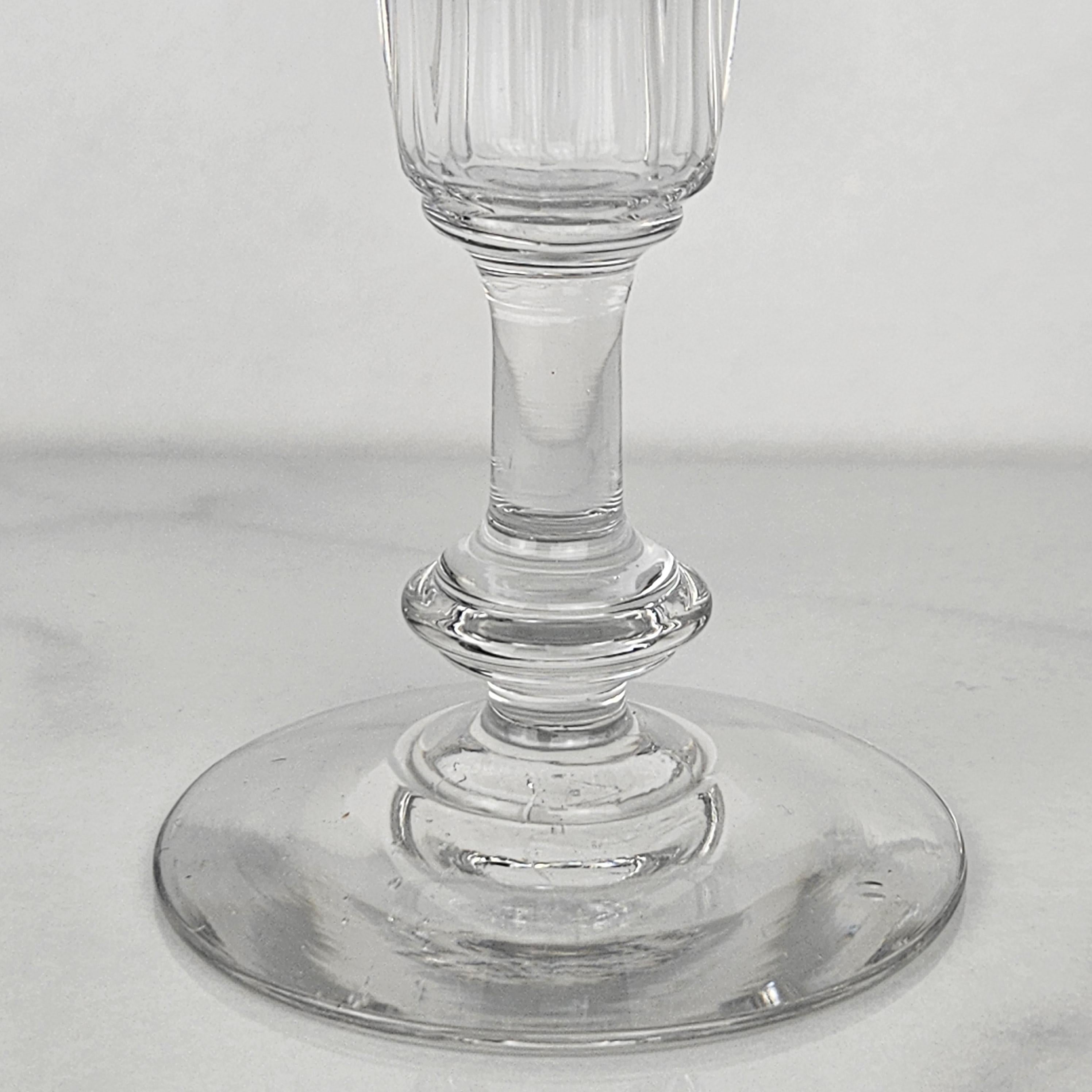 Juego de ocho copas francesas de champán en vidrio, ca. 1870 Hecho a mano en venta