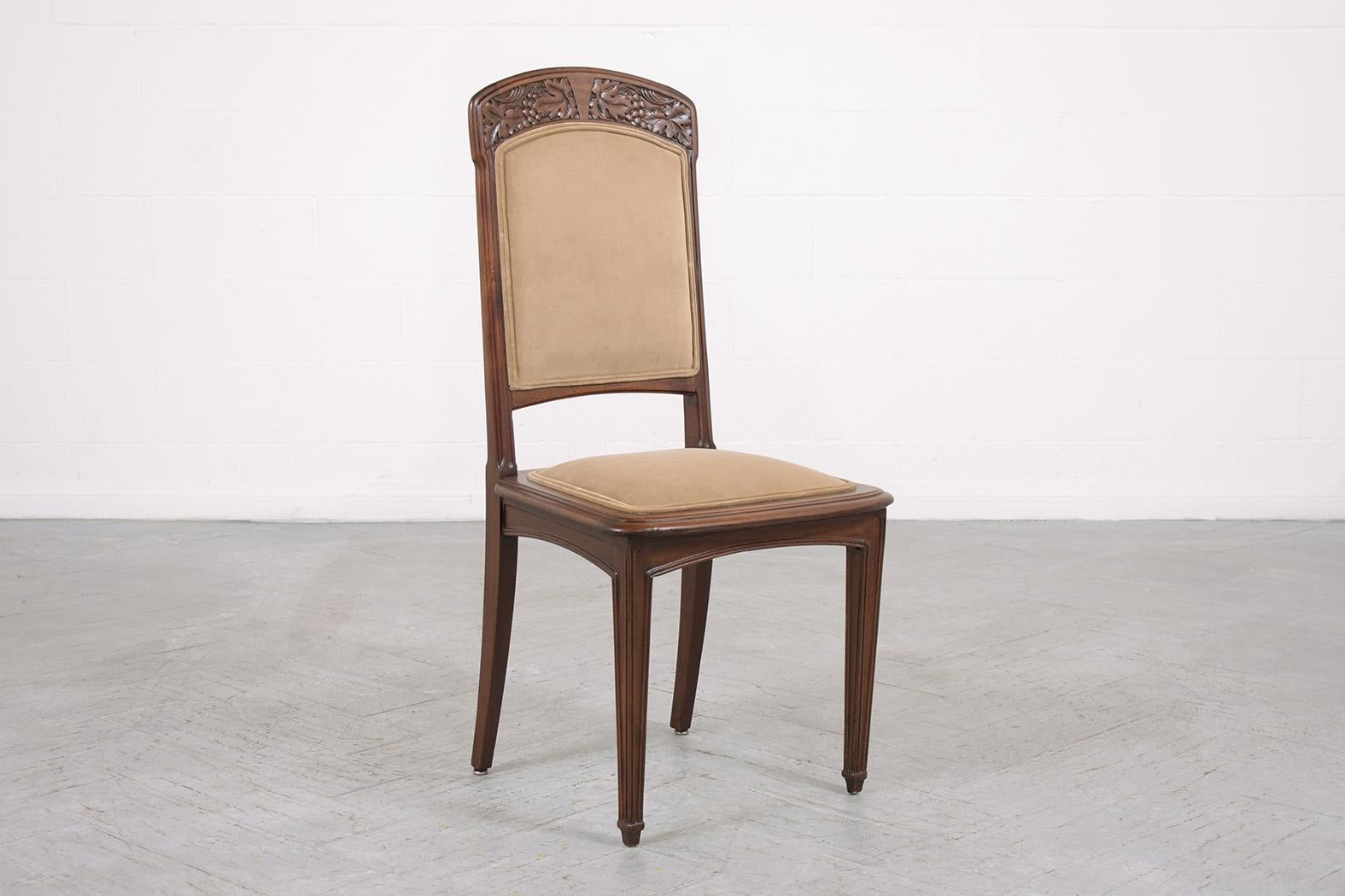 Français Ensemble restauré de huit chaises de salle à manger Art Nouveau en acajou français en velours brun clair en vente
