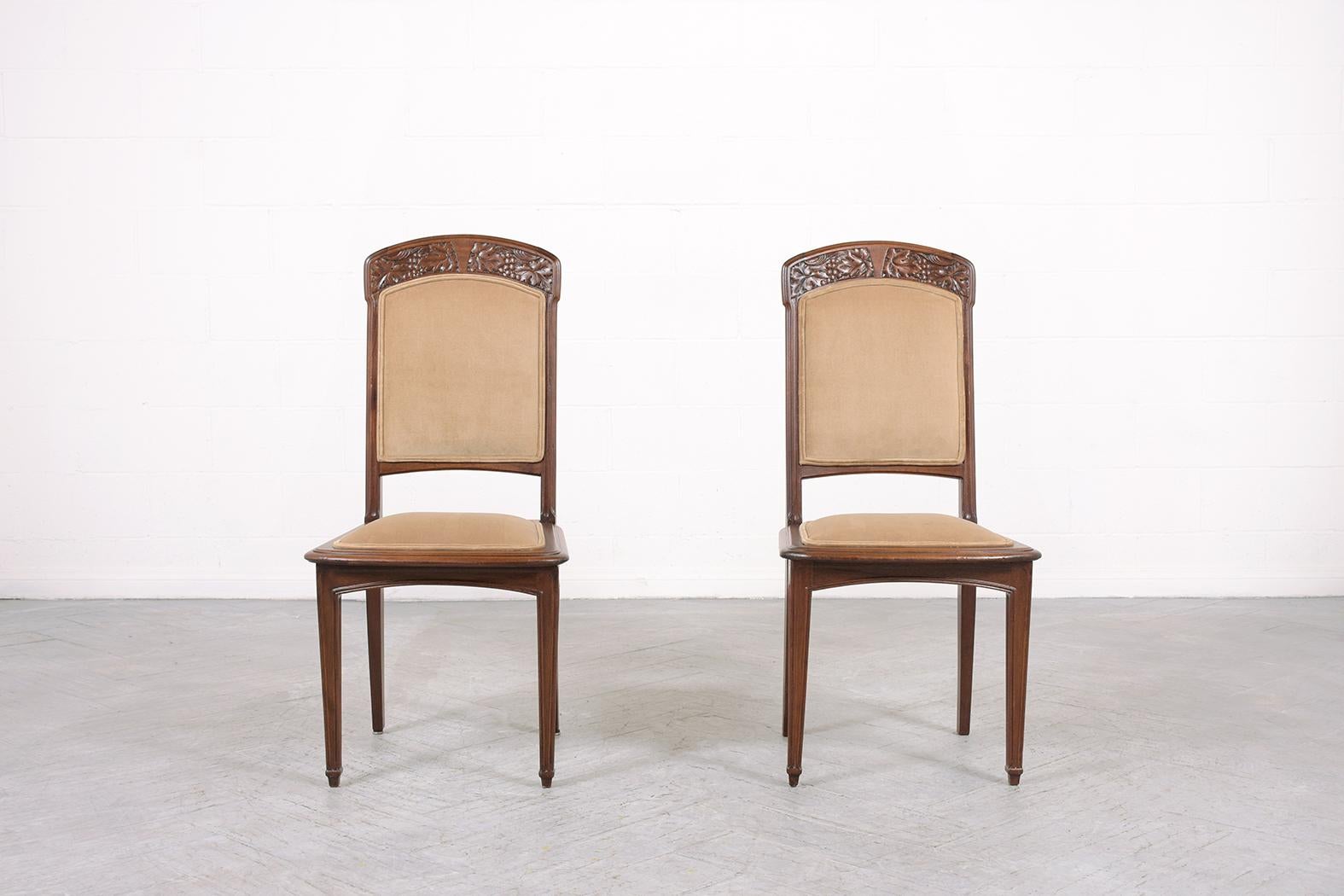 Début du 20ème siècle Ensemble restauré de huit chaises de salle à manger Art Nouveau en acajou français en velours brun clair en vente