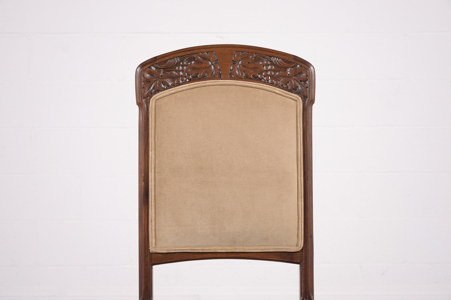 Tissu d'ameublement Ensemble restauré de huit chaises de salle à manger Art Nouveau en acajou français en velours brun clair en vente