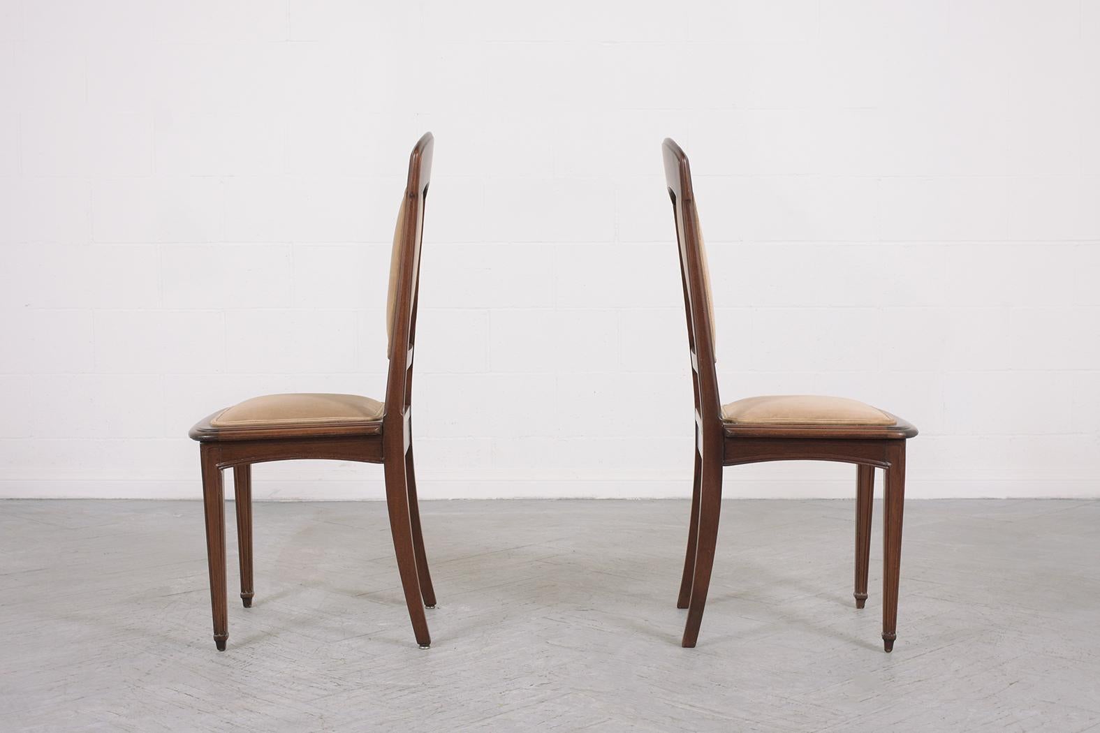 Ensemble restauré de huit chaises de salle à manger Art Nouveau en acajou français en velours brun clair en vente 1