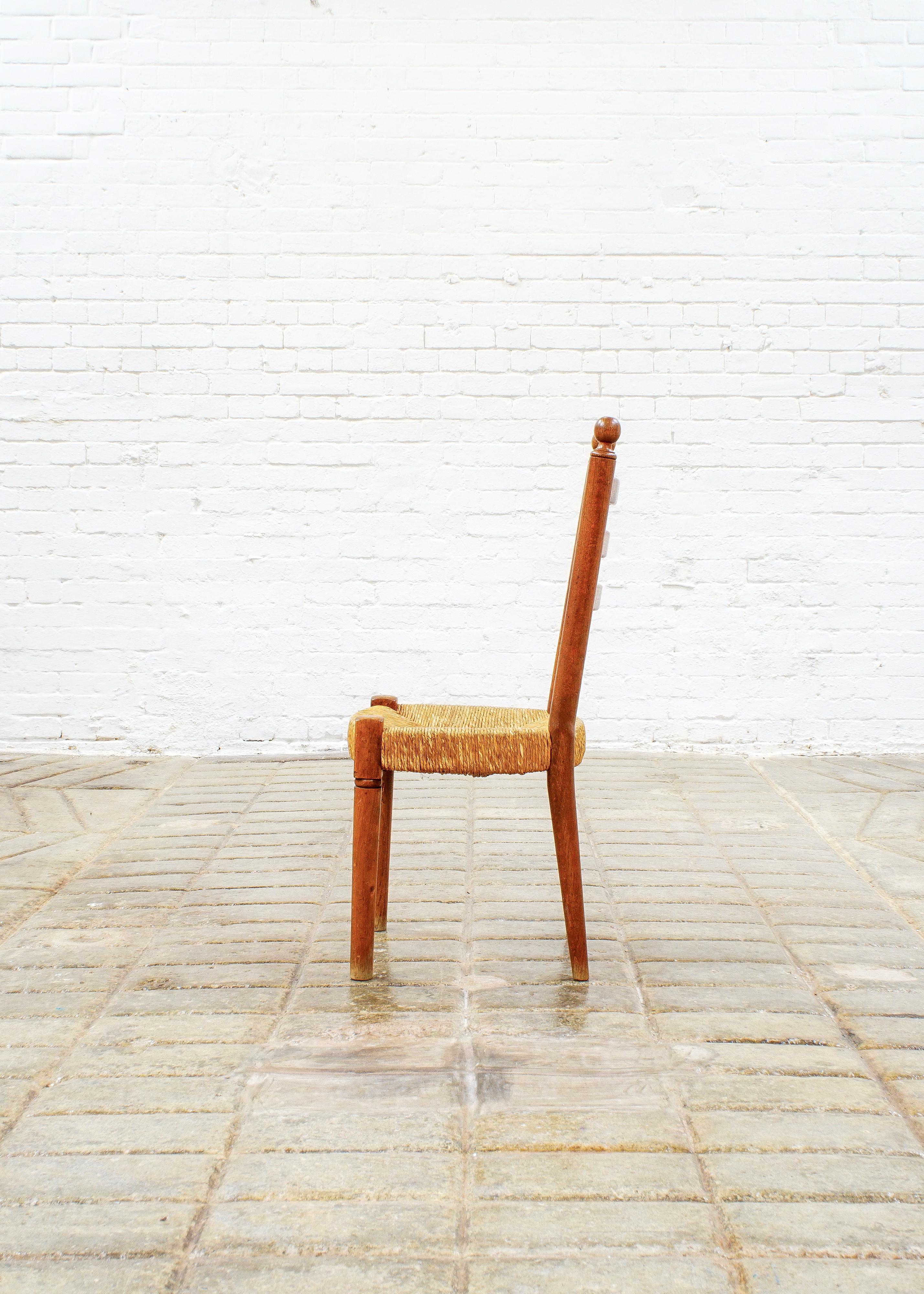 Set of eight French farmhouse golden oak and rush seat dining chairs. Lovely warm and quality oak, with comfy rush seat.
With midcentury vibes, these chairs would look great in a modern or traditional setting.