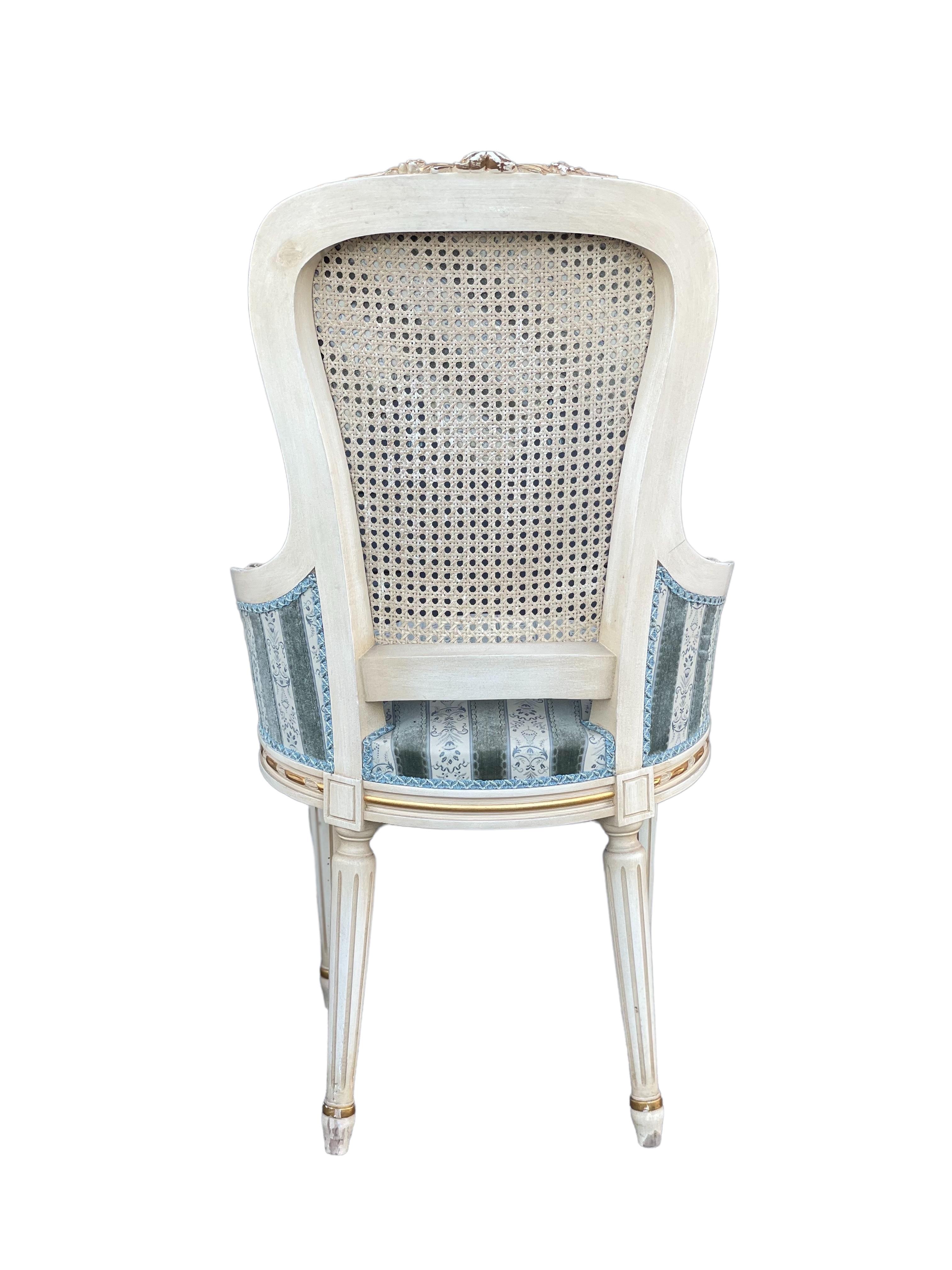 Set of Eight French Louis XVI Style Dining Chairs  In Good Condition For Sale In LA CIOTAT, FR