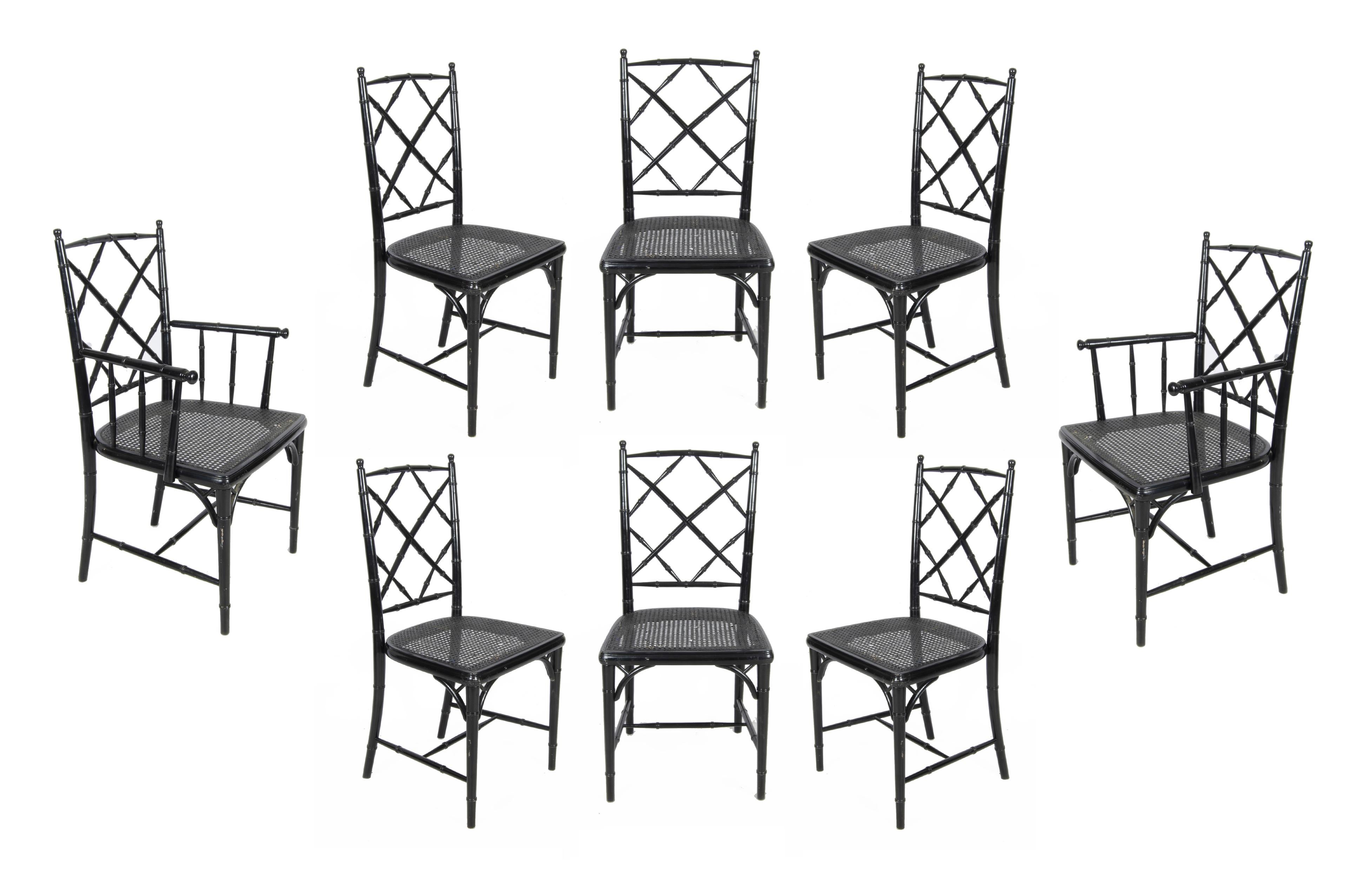 Conjunto de ocho sillas de comedor de estilo Hollywood Regency de ratán y bambú sintético lacado en negro, a la manera de Maison Jansen, Francia

Por: Maison Jansen (al estilo de)
Material: esmalte, bambú de imitación, laca, ratán, madera
Técnica: