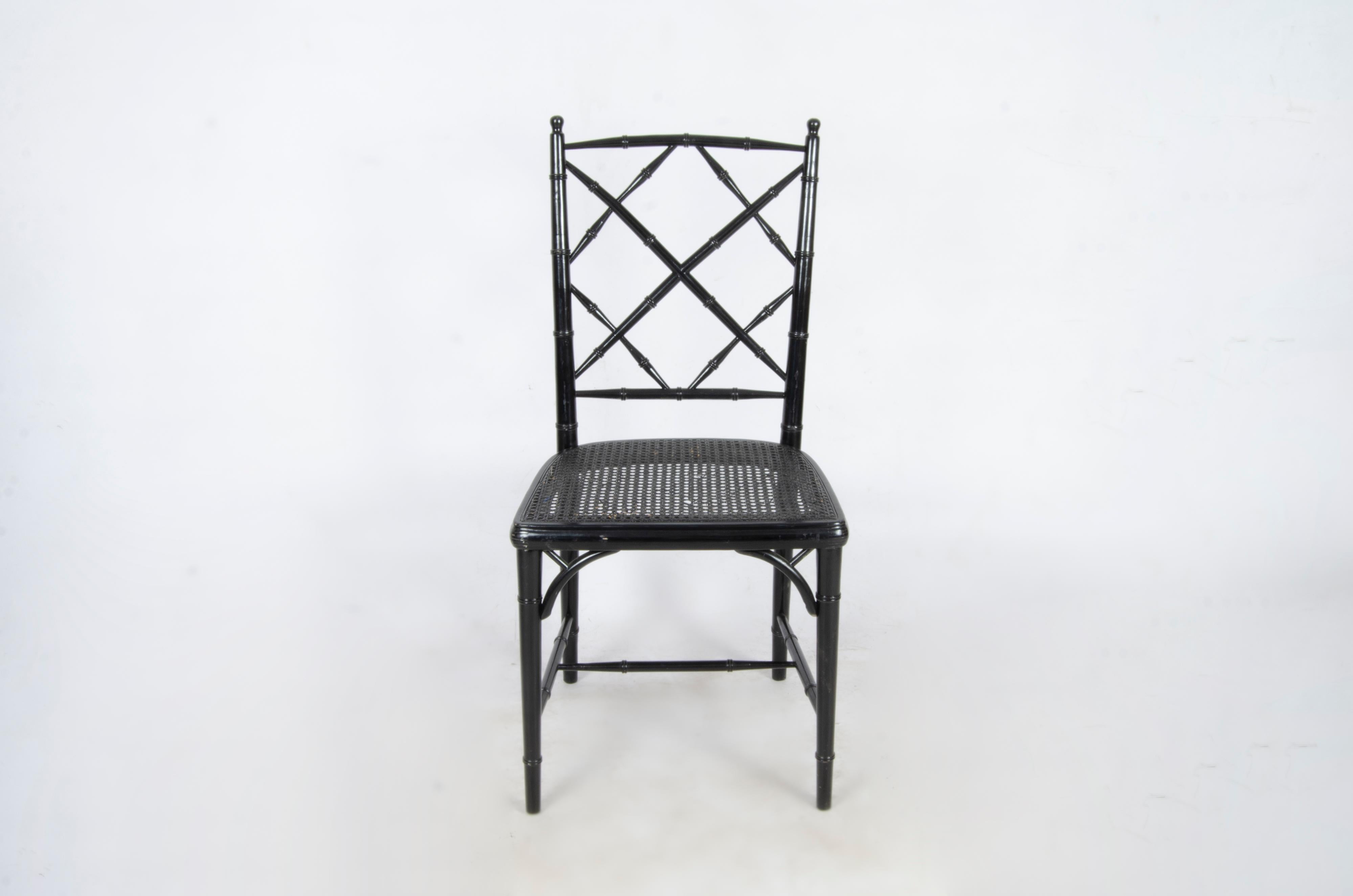 Conjunto de ocho sillas de comedor francesas de estilo Hollywood Regency de ratán negro en estilo Jansen Regencia de Hollywood en venta