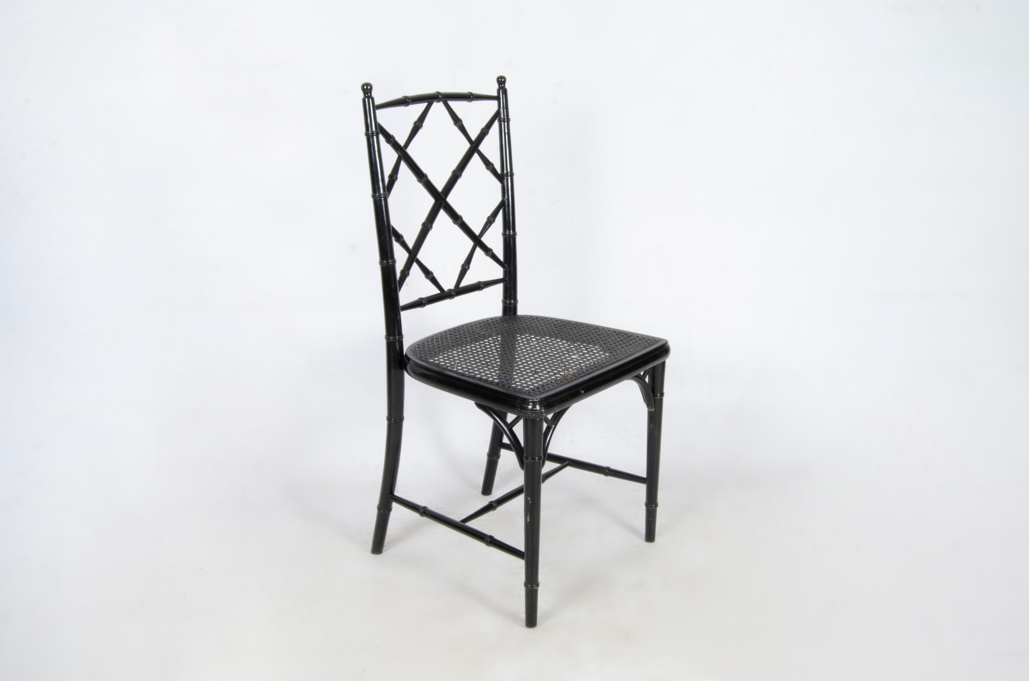 Conjunto de ocho sillas de comedor francesas de estilo Hollywood Regency de ratán negro en estilo Jansen Francés en venta