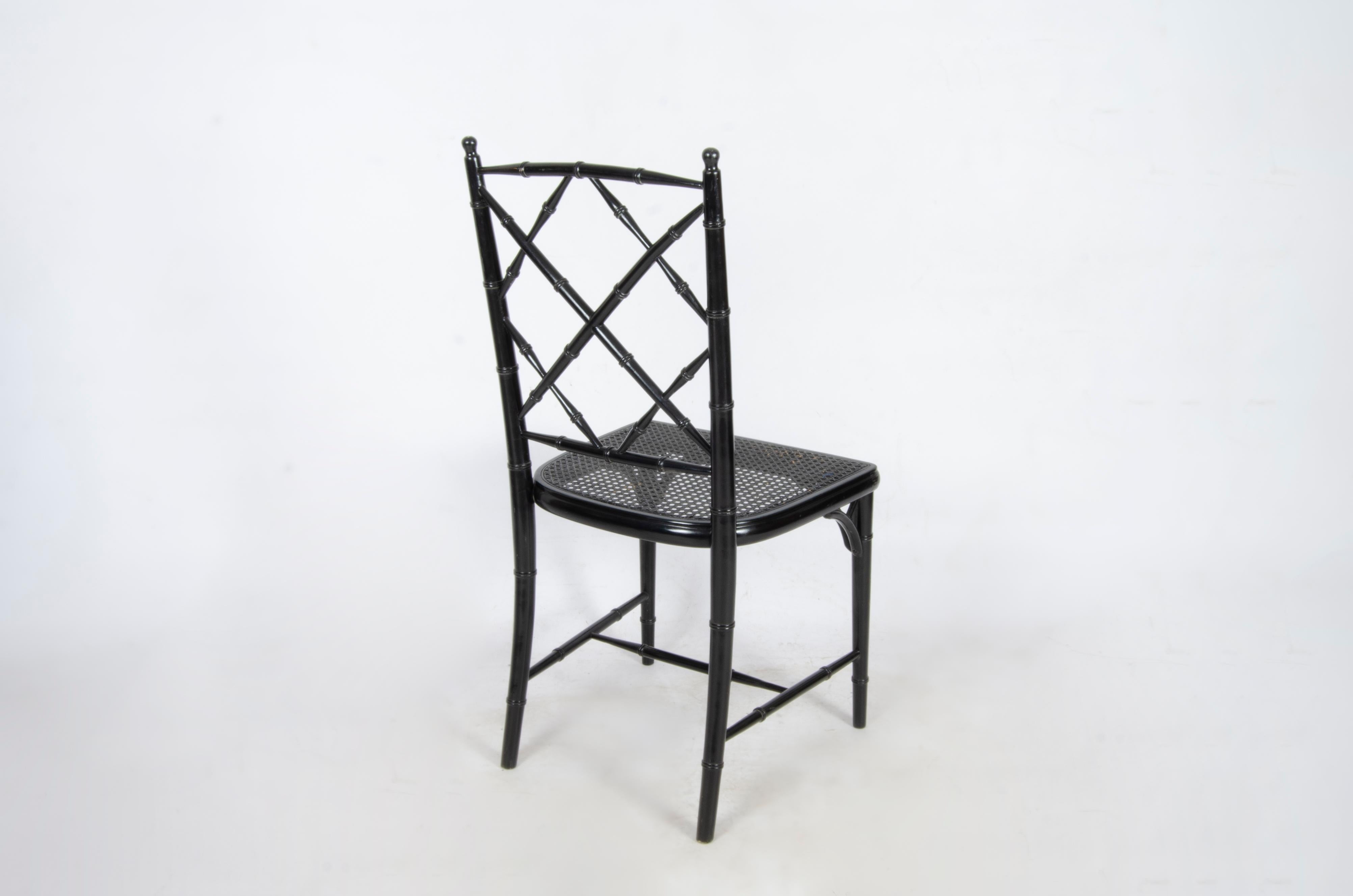 Conjunto de ocho sillas de comedor francesas de estilo Hollywood Regency de ratán negro en estilo Jansen Lacado en venta