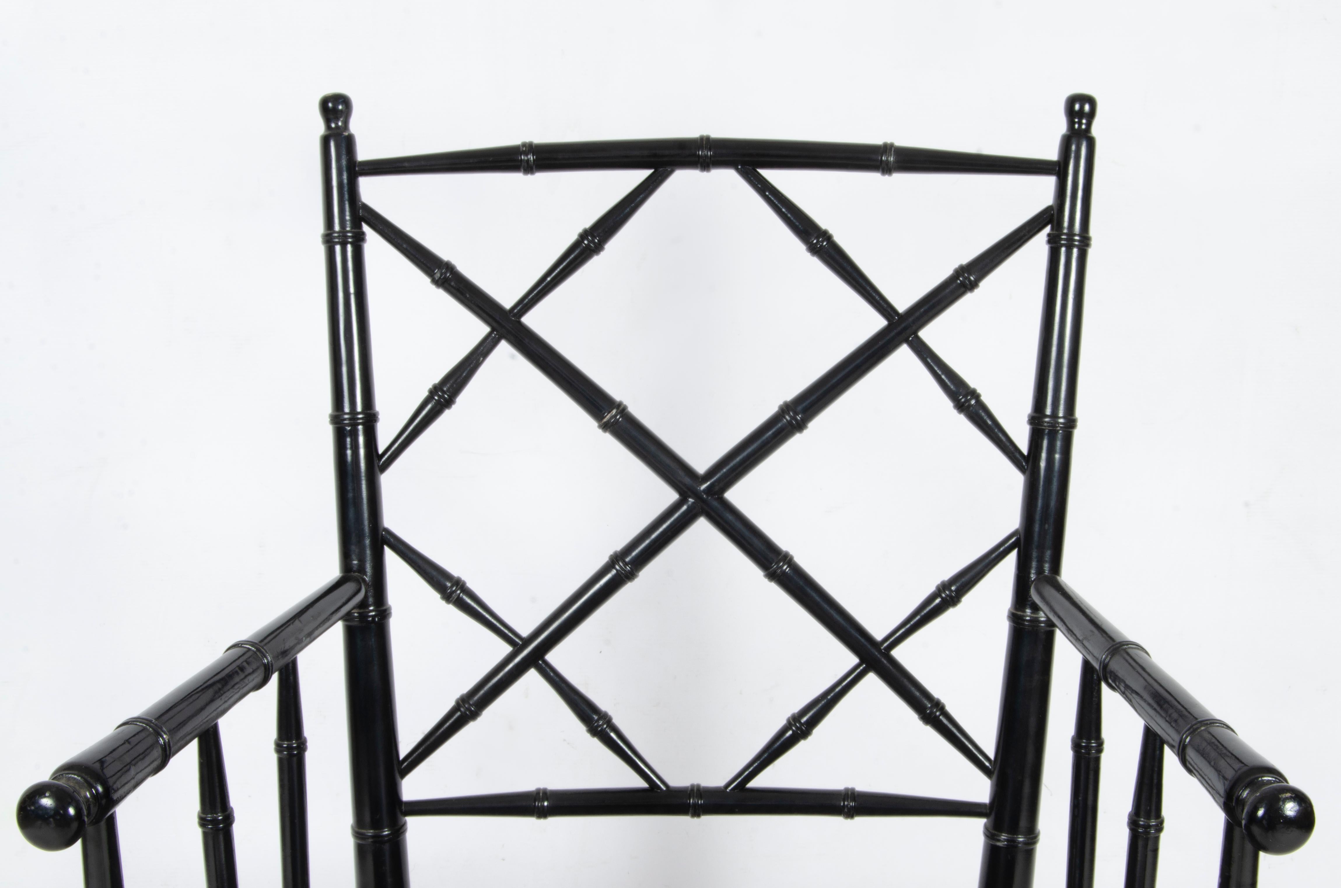 Conjunto de ocho sillas de comedor francesas de estilo Hollywood Regency de ratán negro en estilo Jansen Laca en venta