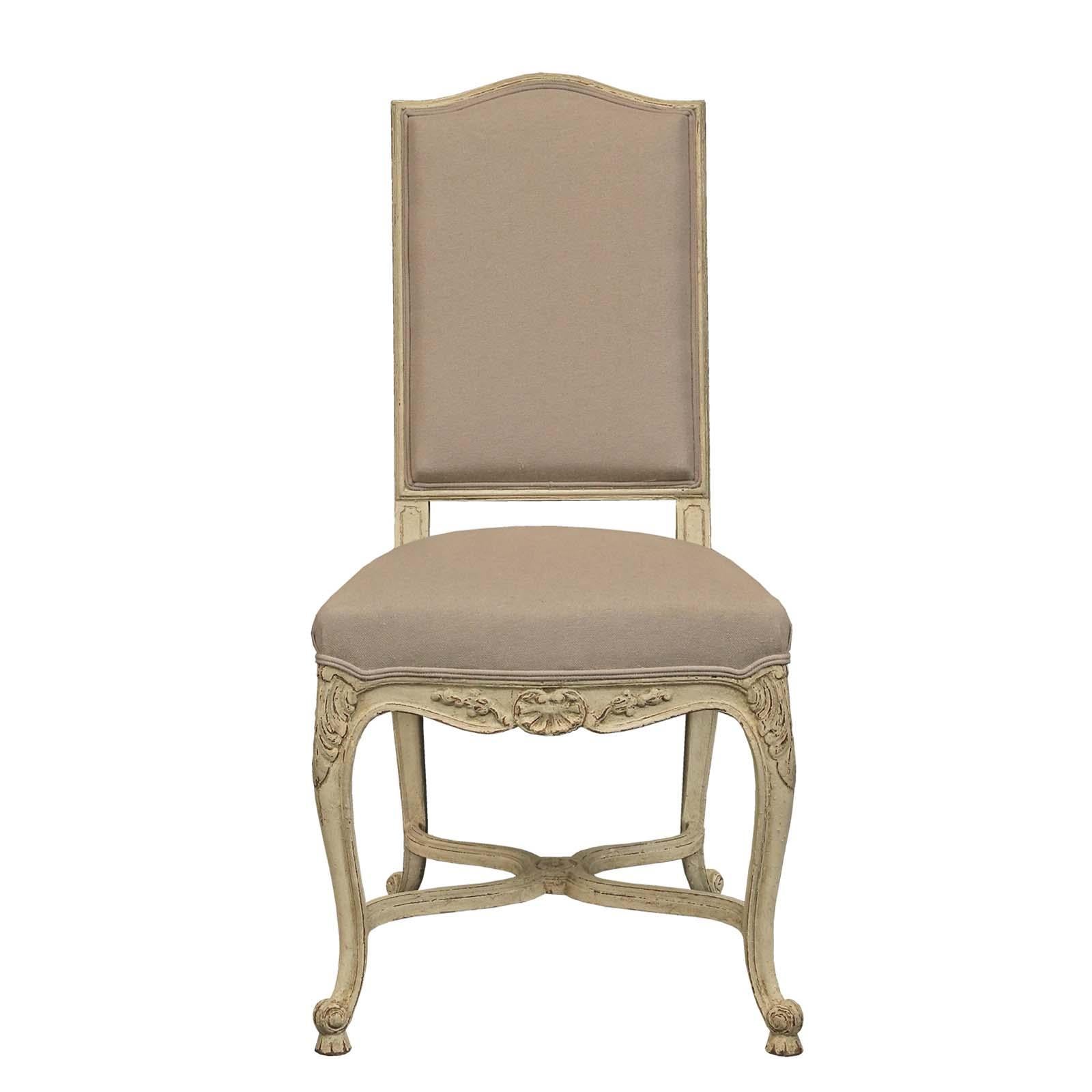 Un ensemble très attrayant de huit chaises de salle à manger françaises Louis XV st. patiné. Chaque chaise latérale repose sur des pieds cabriole avec une frise festonnée. De grandes feuilles d'acanthe sculptées ornent le haut des pieds avant,