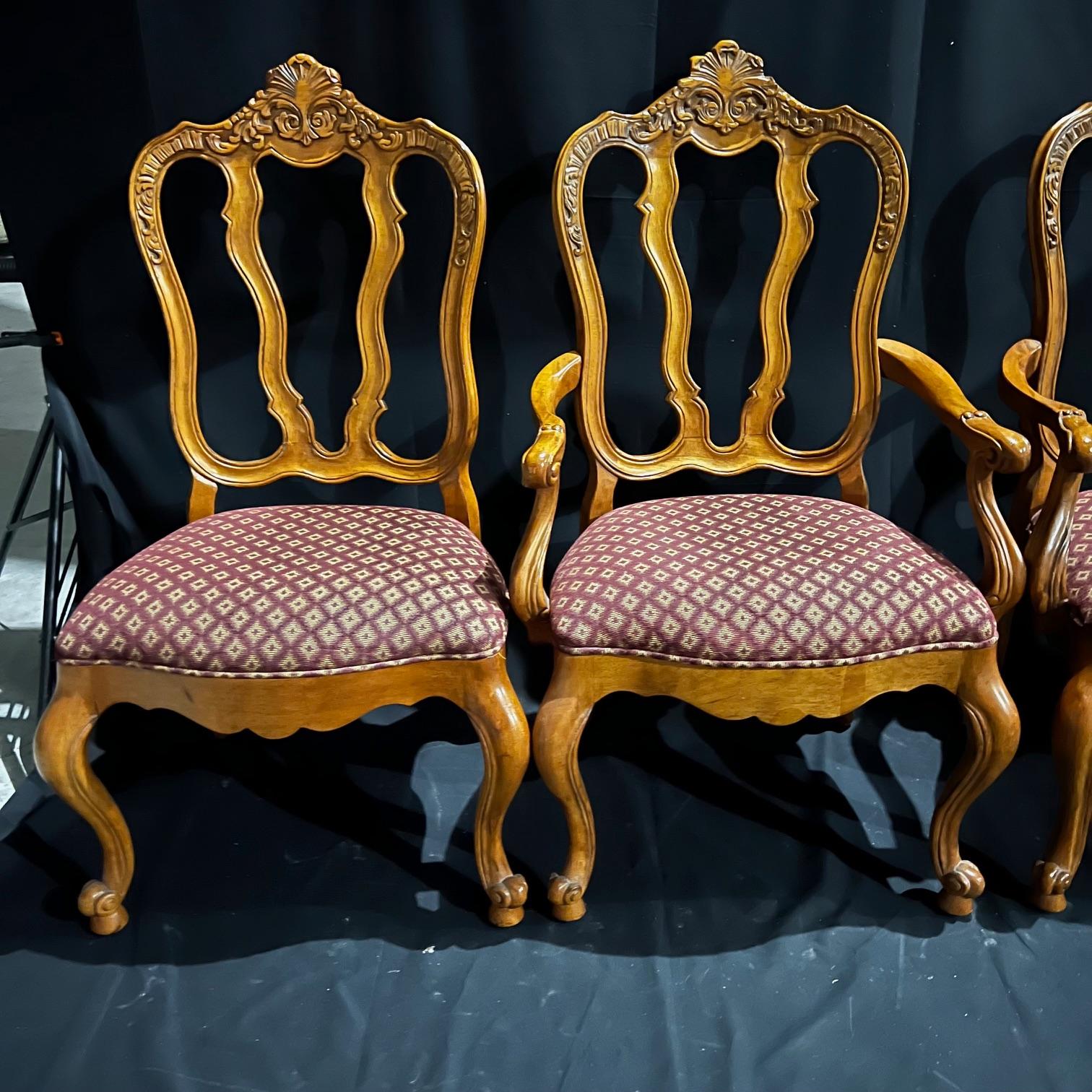 Satz von acht französischen Esszimmerstühlen aus Nussbaumholz im Louis XV.-Stil im Angebot 4
