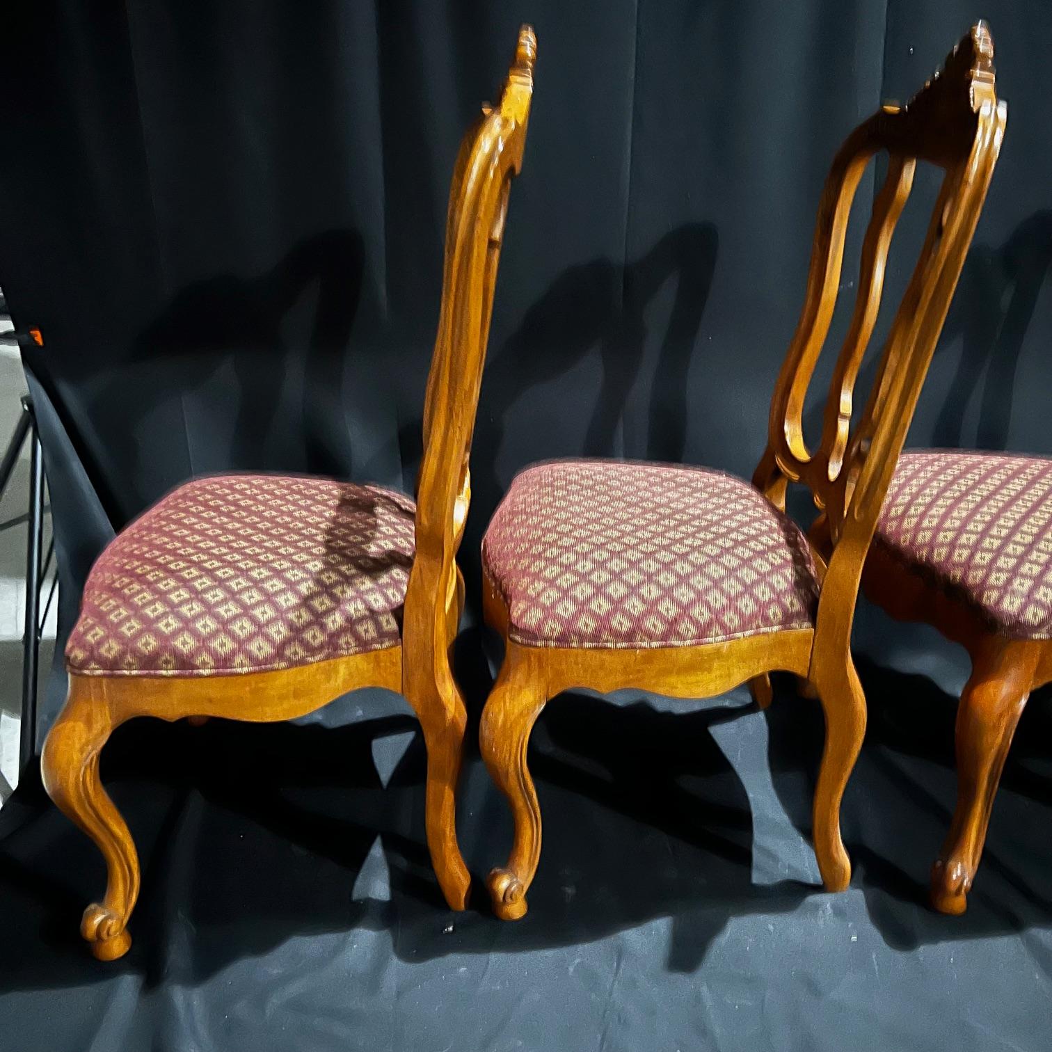 Ensemble de huit chaises de salle à manger en noyer de style Louis XV en vente 5