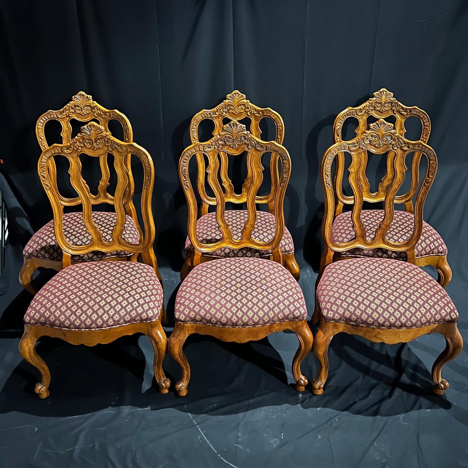 Satz von acht französischen Esszimmerstühlen aus Nussbaumholz im Louis XV.-Stil im Angebot 6