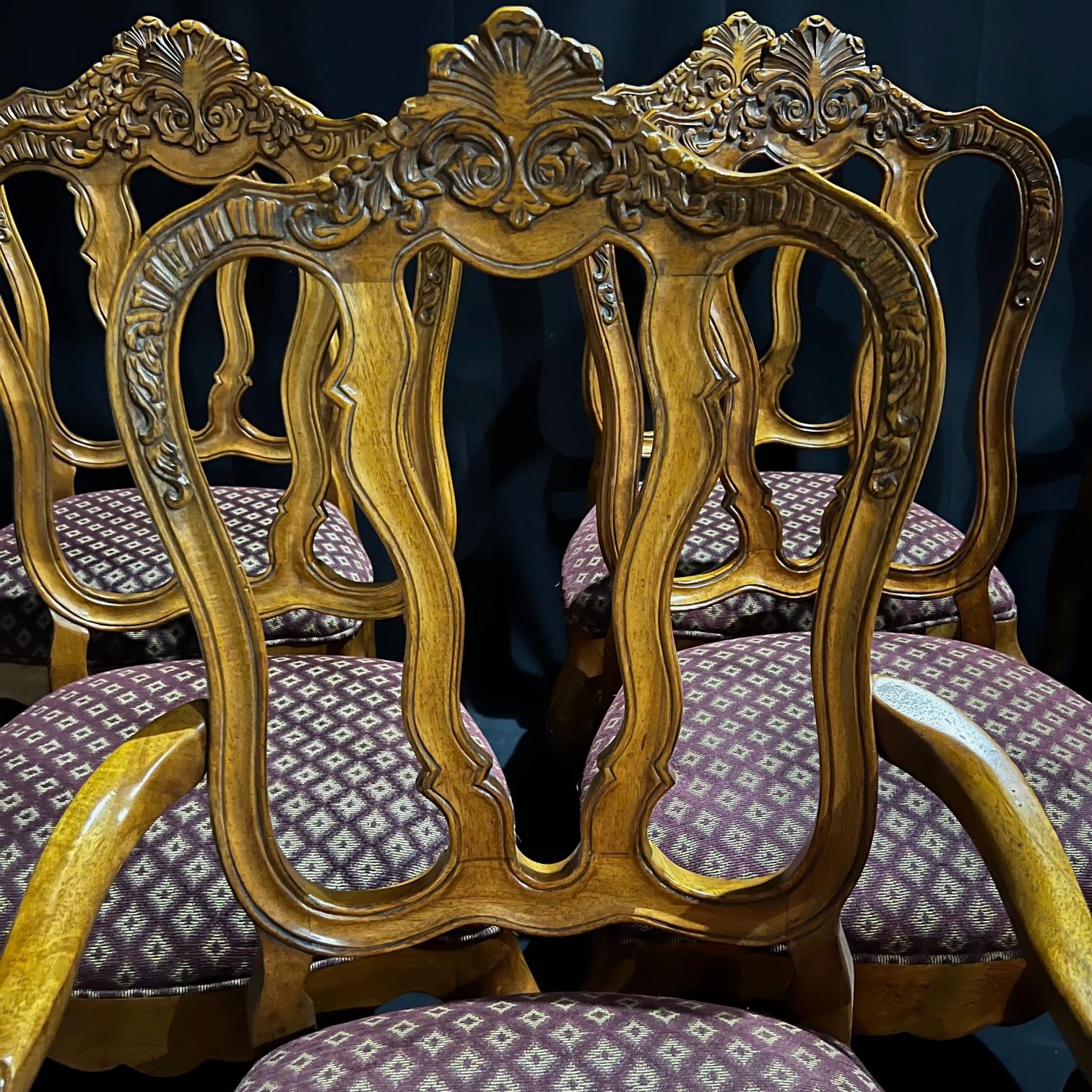 Satz von acht französischen Esszimmerstühlen aus Nussbaumholz im Louis XV.-Stil im Angebot 8
