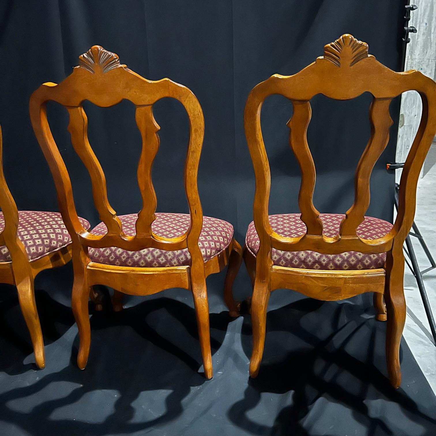 Ensemble de huit chaises de salle à manger en noyer de style Louis XV en vente 9