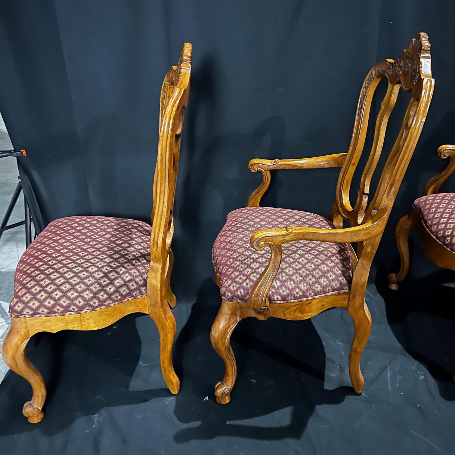Ensemble de huit chaises de salle à manger en noyer de style Louis XV en vente 11