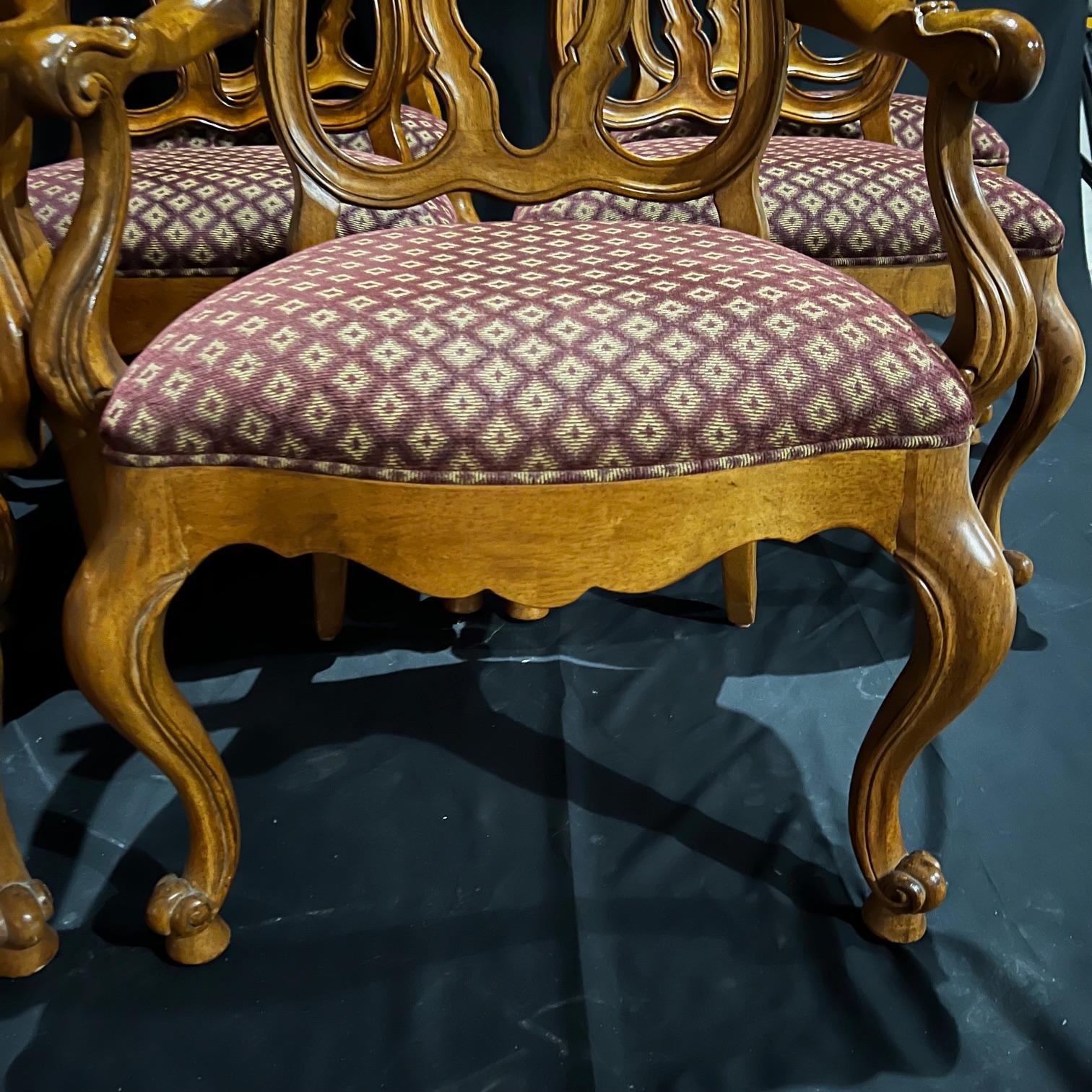 Américain Ensemble de huit chaises de salle à manger en noyer de style Louis XV en vente
