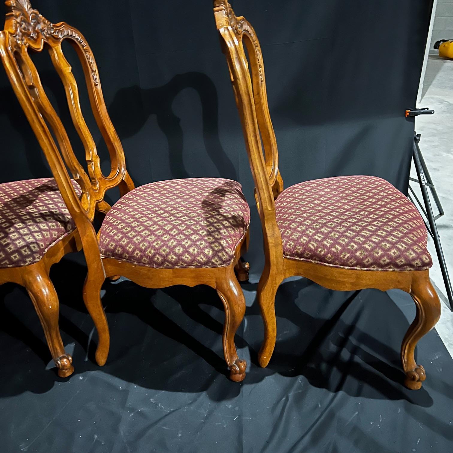 Satz von acht französischen Esszimmerstühlen aus Nussbaumholz im Louis XV.-Stil im Zustand „Gut“ im Angebot in Hopewell, NJ