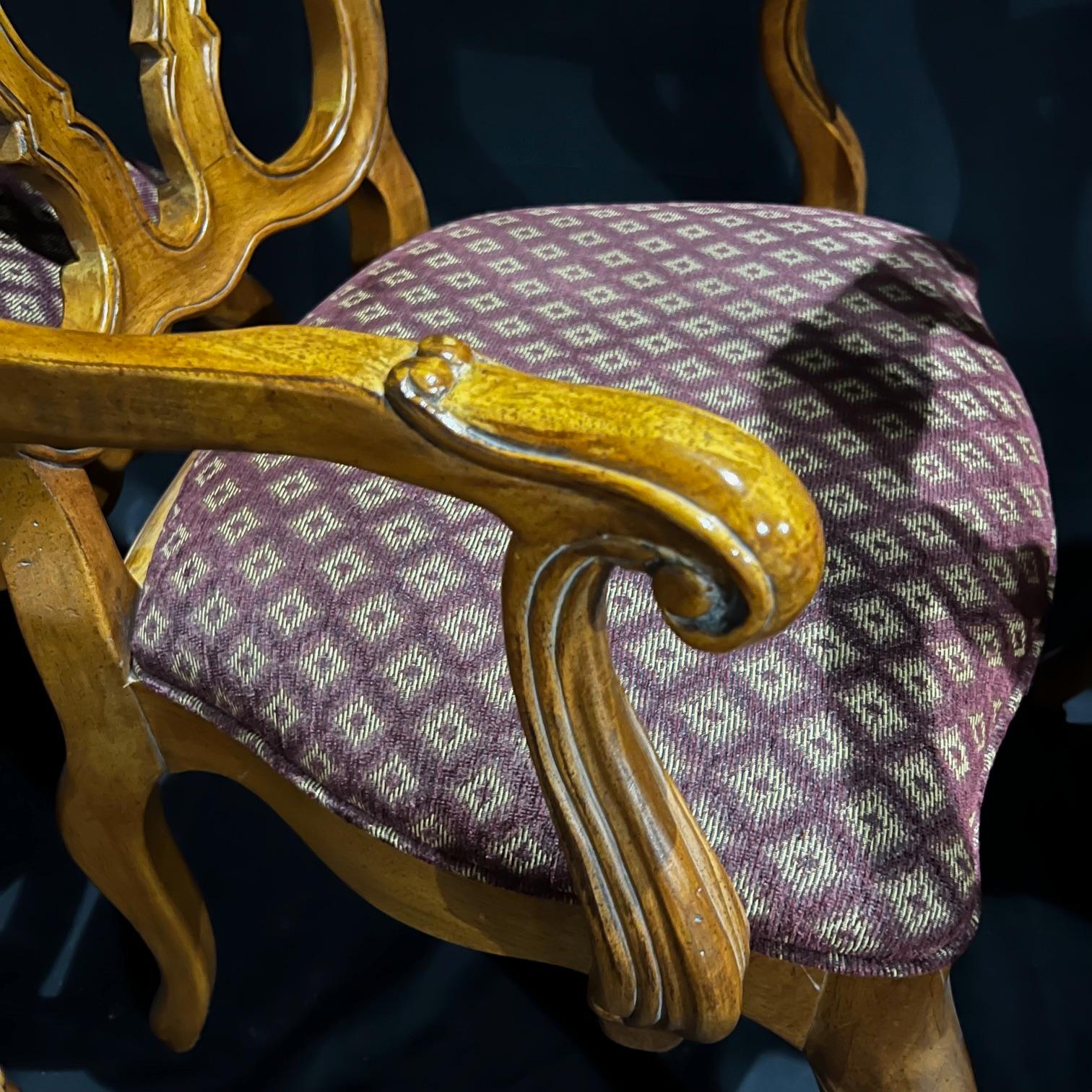 Tissu d'ameublement Ensemble de huit chaises de salle à manger en noyer de style Louis XV en vente