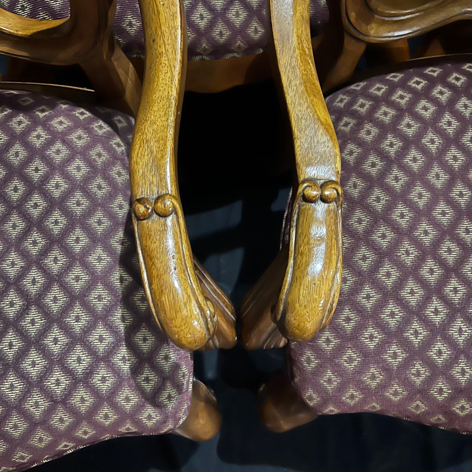 Ensemble de huit chaises de salle à manger en noyer de style Louis XV en vente 2