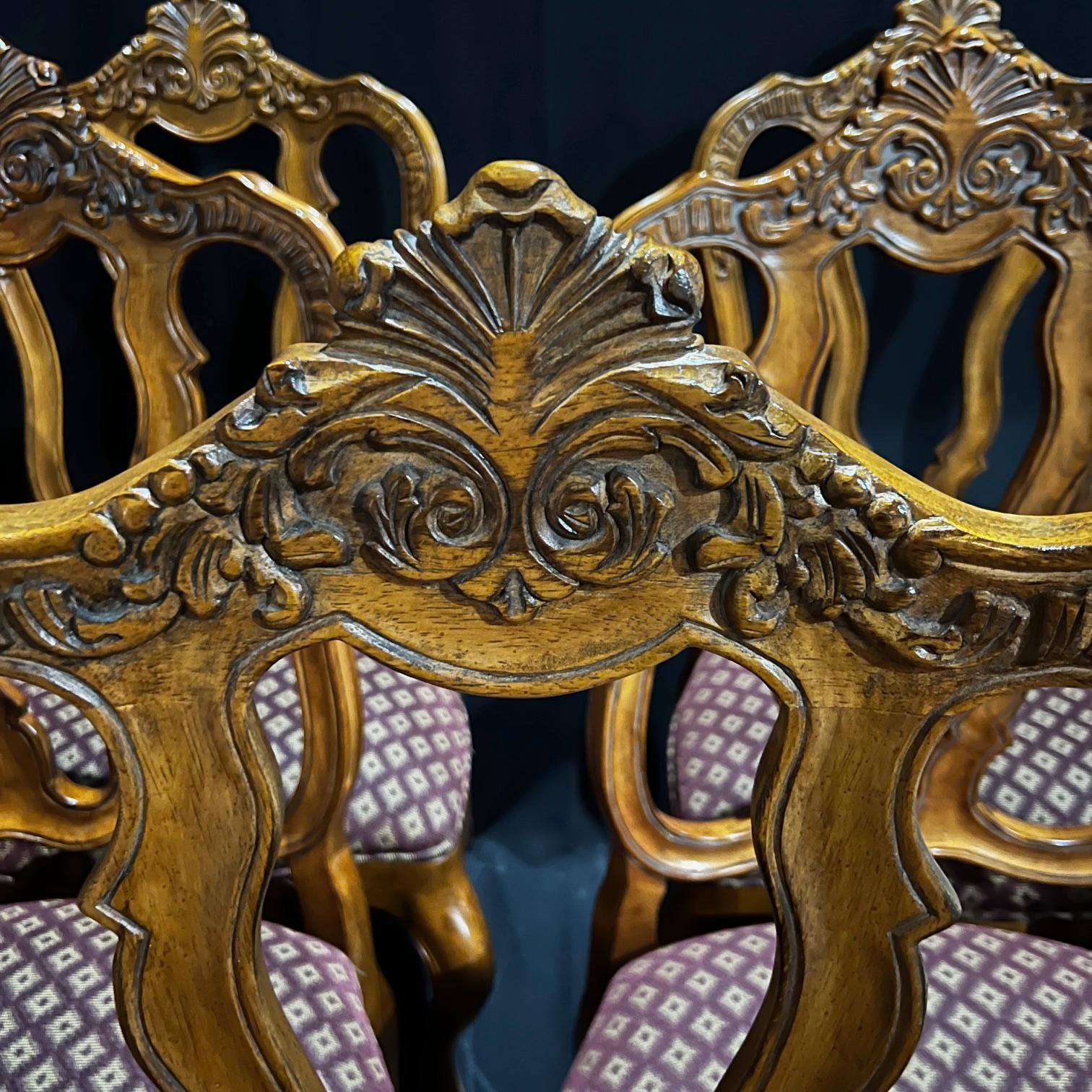 Satz von acht französischen Esszimmerstühlen aus Nussbaumholz im Louis XV.-Stil im Angebot 3