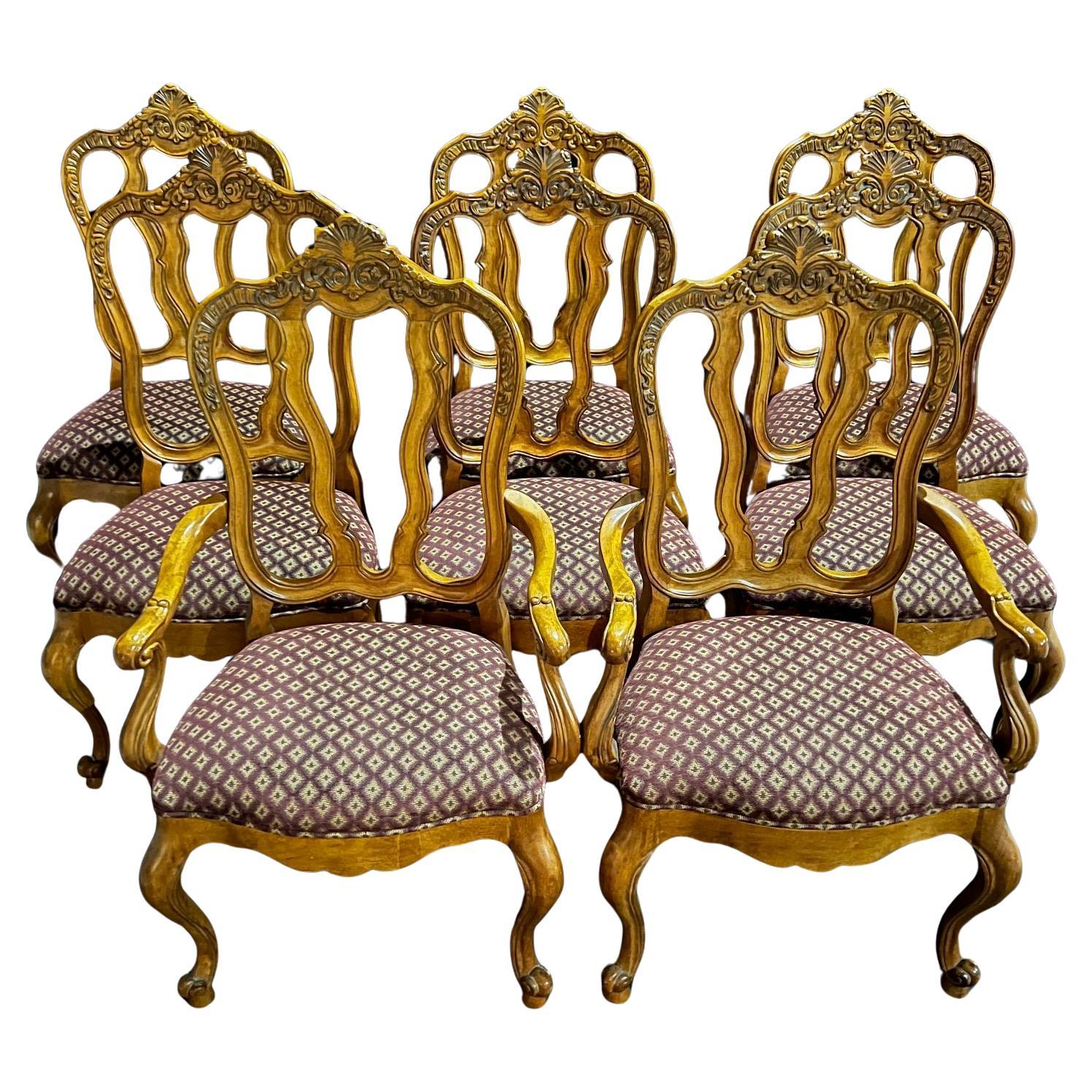 Satz von acht französischen Esszimmerstühlen aus Nussbaumholz im Louis XV.-Stil