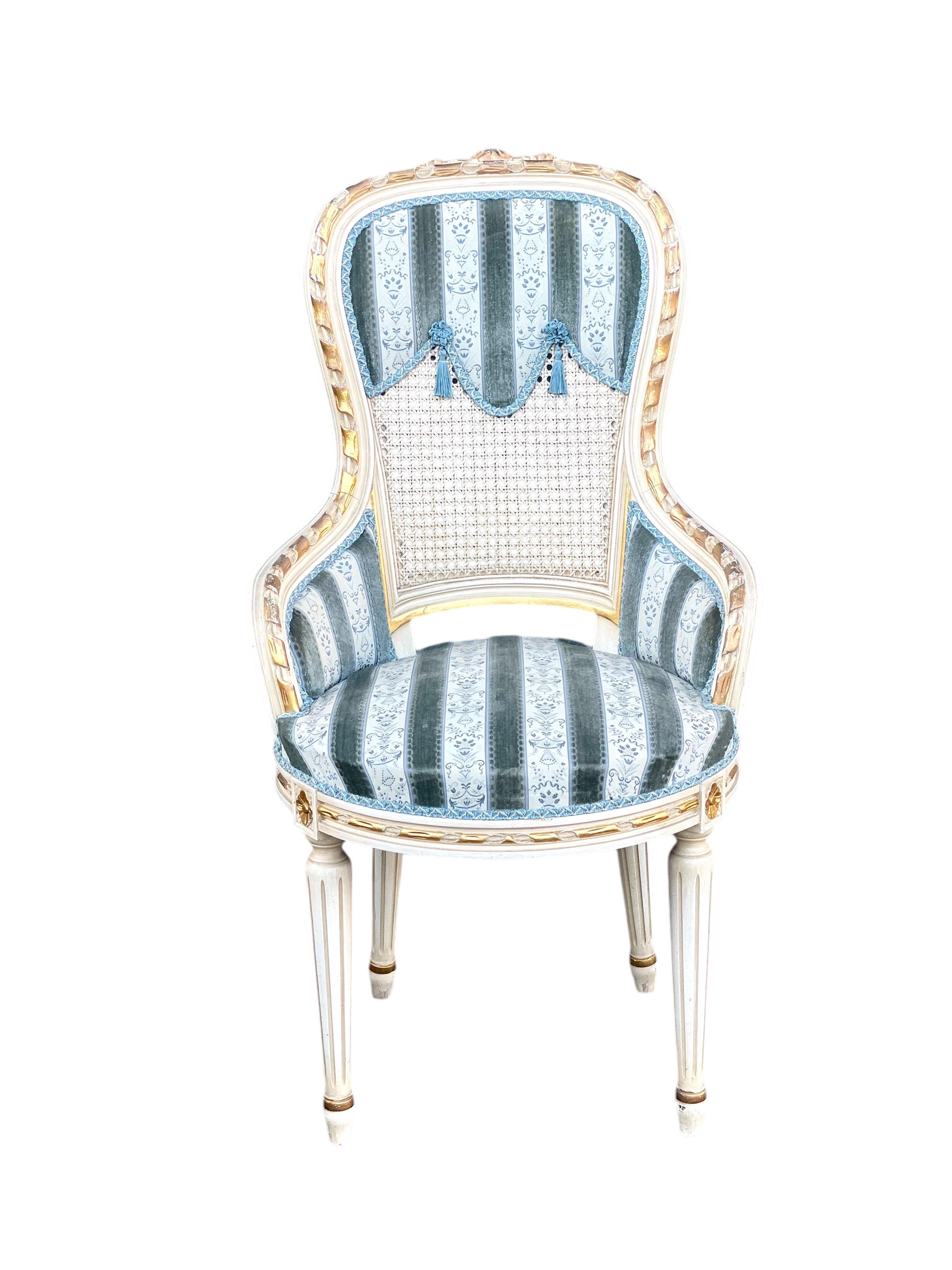 Ensemble de huit fauteuils de salle à manger Louis XVI en vente 2