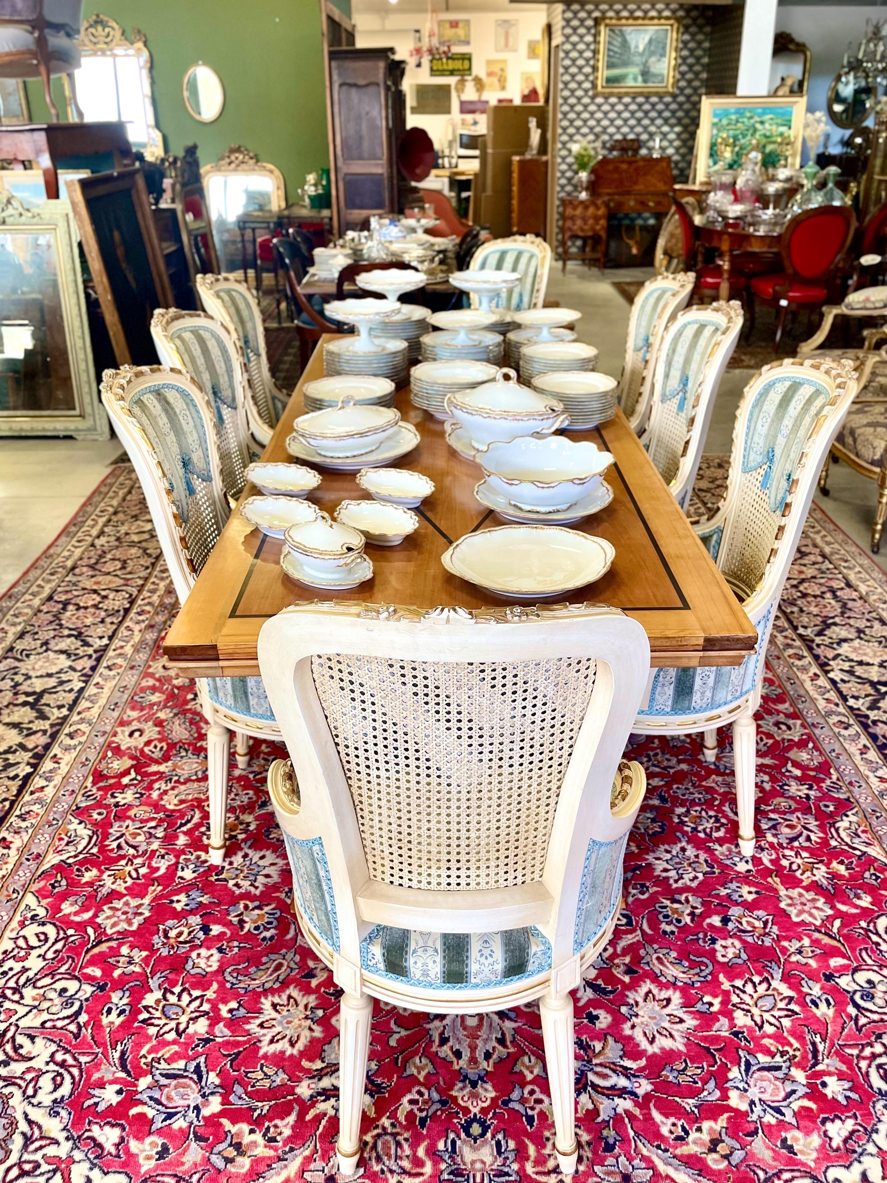 Ensemble de huit fauteuils de salle à manger Louis XVI en vente 3