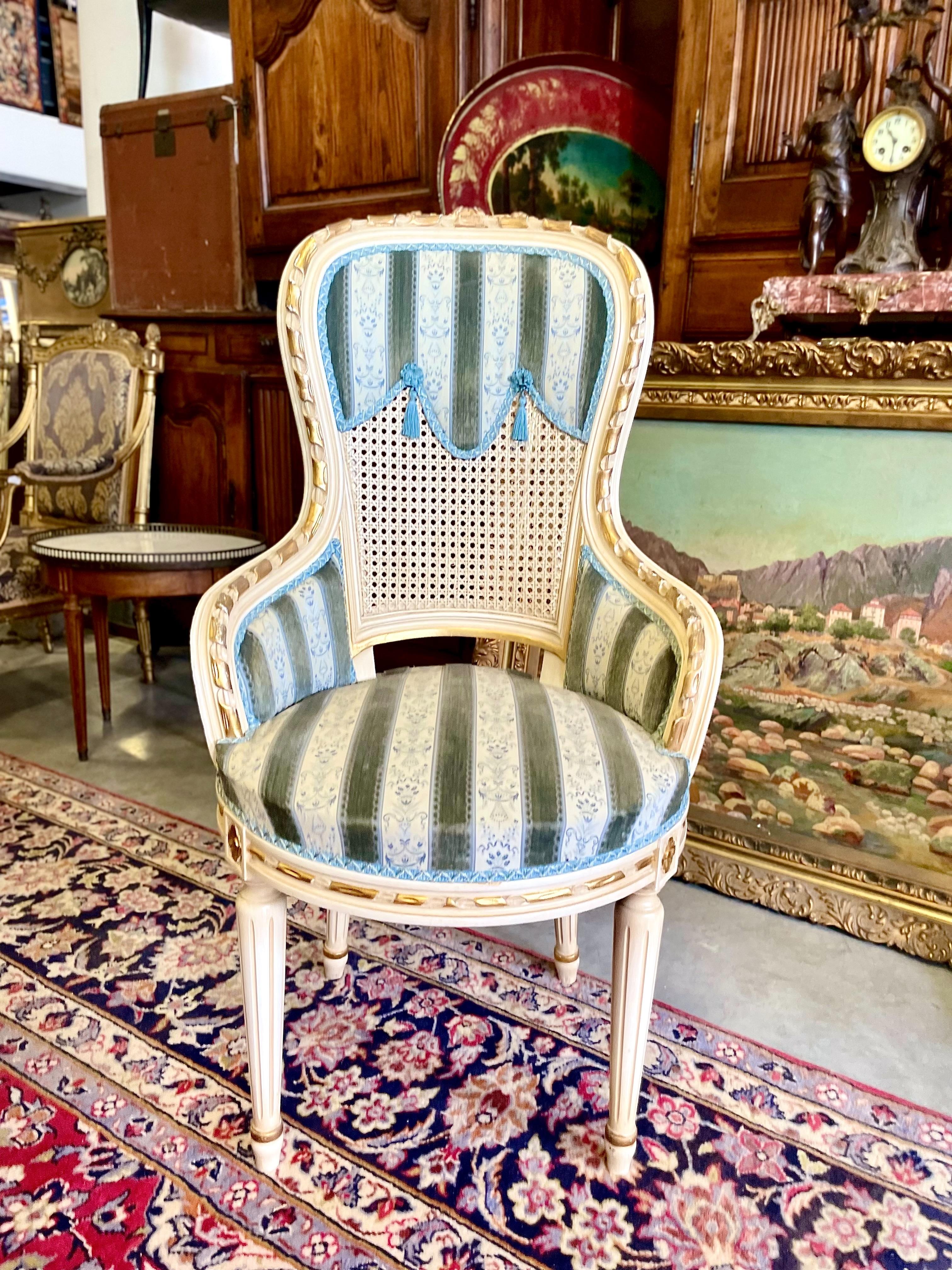 Ensemble de huit fauteuils de salle à manger Louis XVI en vente 6