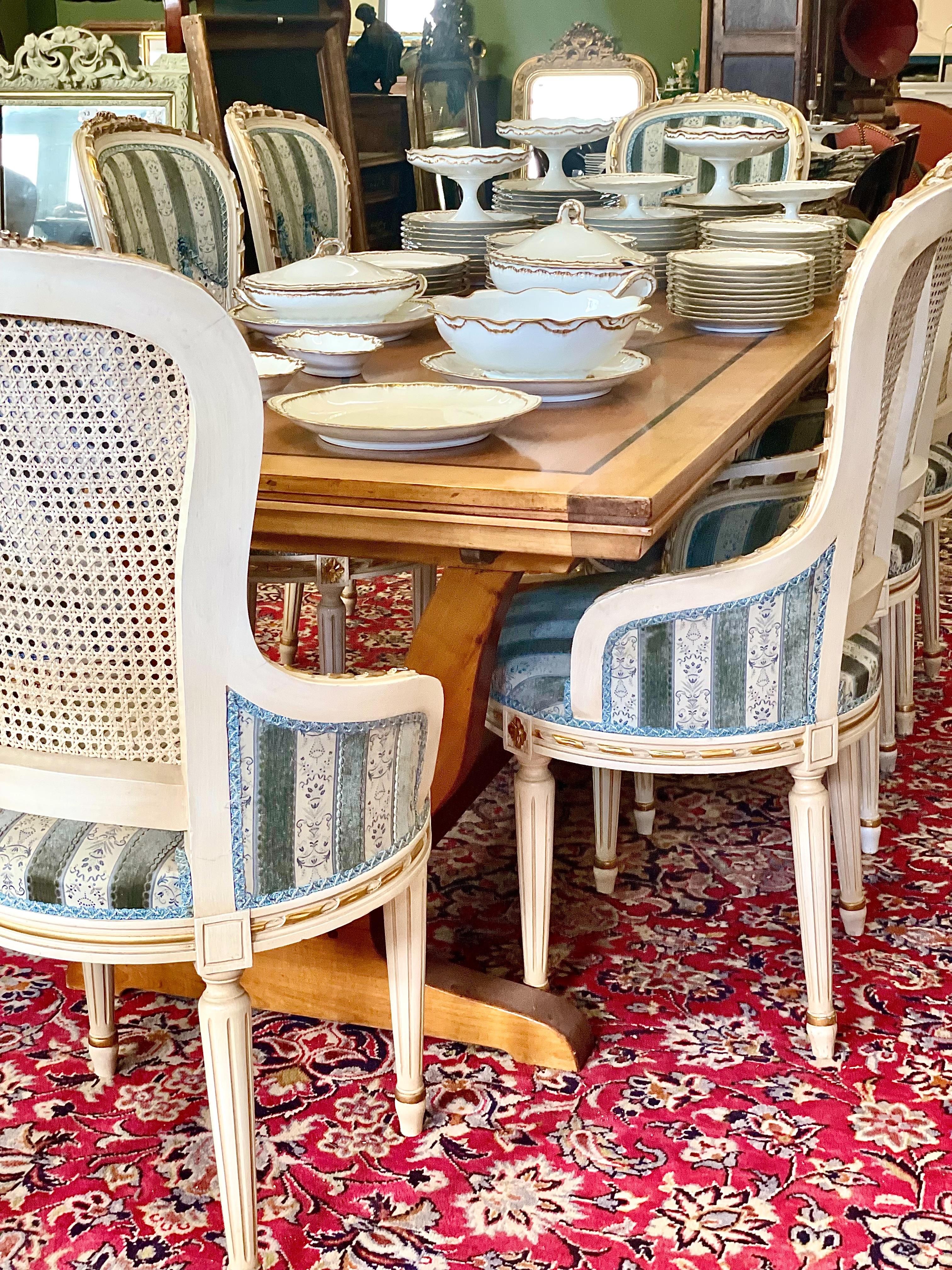 Ensemble de huit fauteuils de salle à manger Louis XVI en vente 7