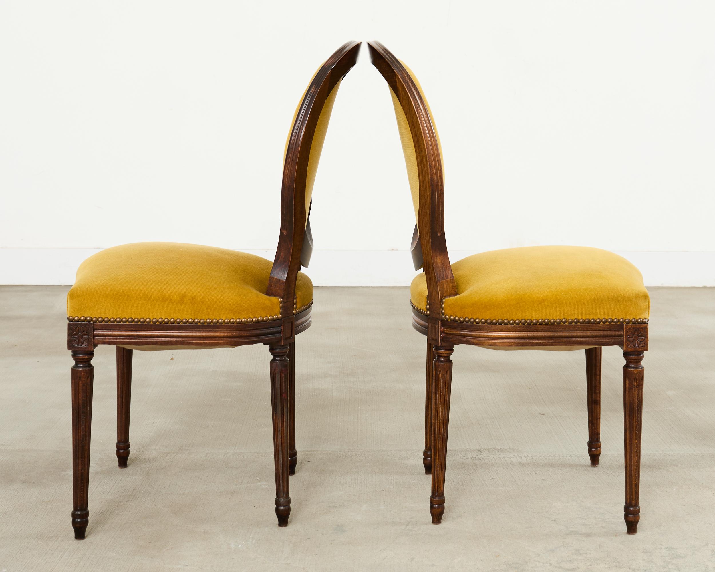 Satz von acht französischen Esszimmerstühlen aus Nussbaum im Louis-XVI-Stil im Angebot 2